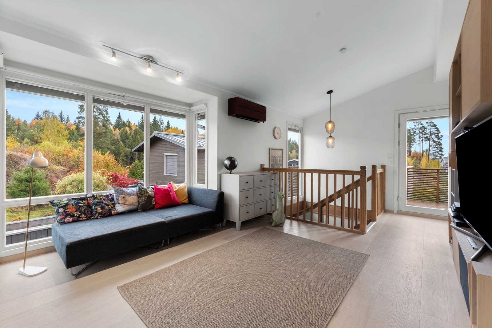 Loftstuen er et lyst og romslig rom med store vinduer som slipper inn rikelig med naturlig lys Galleribilde