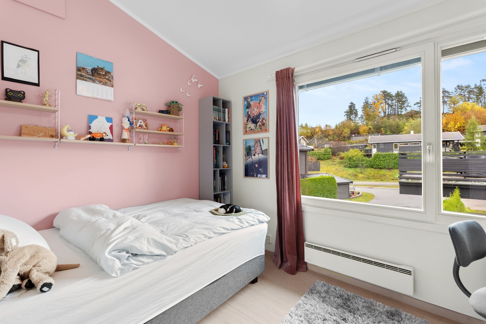 Soverom 2 fungerer utmerket som hjemmekontor, barnerom eller gjesterom, med godt lysinnslipp og plass til enkel møblering Galleribilde
