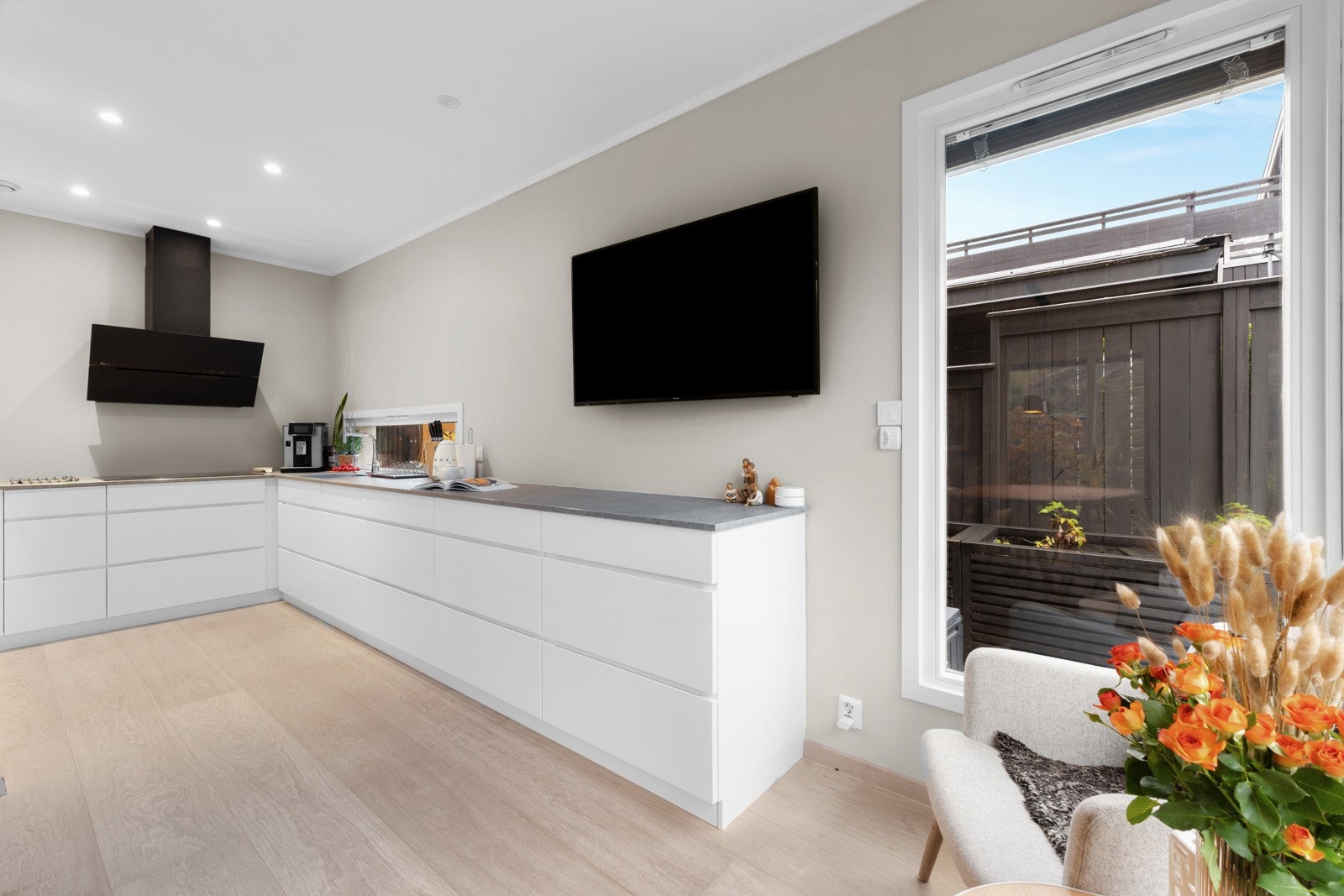 Kjøkkenet er av god størrelse med rikelig skap- og benkeplass for oppbevaring og matlaging Galleribilde