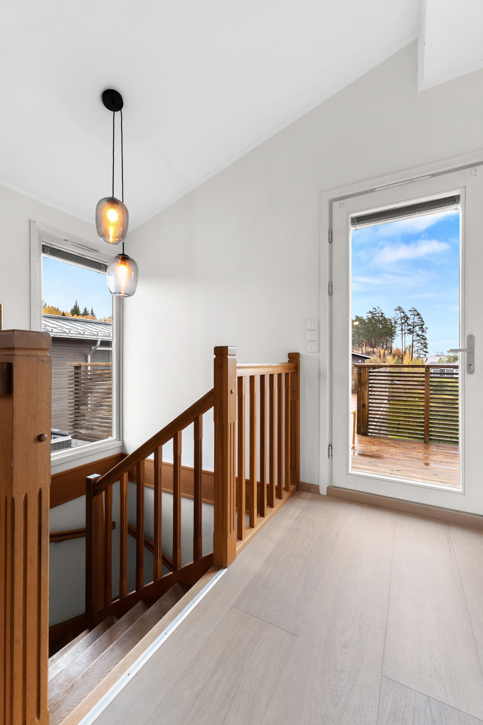 Trappen leder deg til loftstuen, boligens lune og fleksible ekstra rom Galleribilde