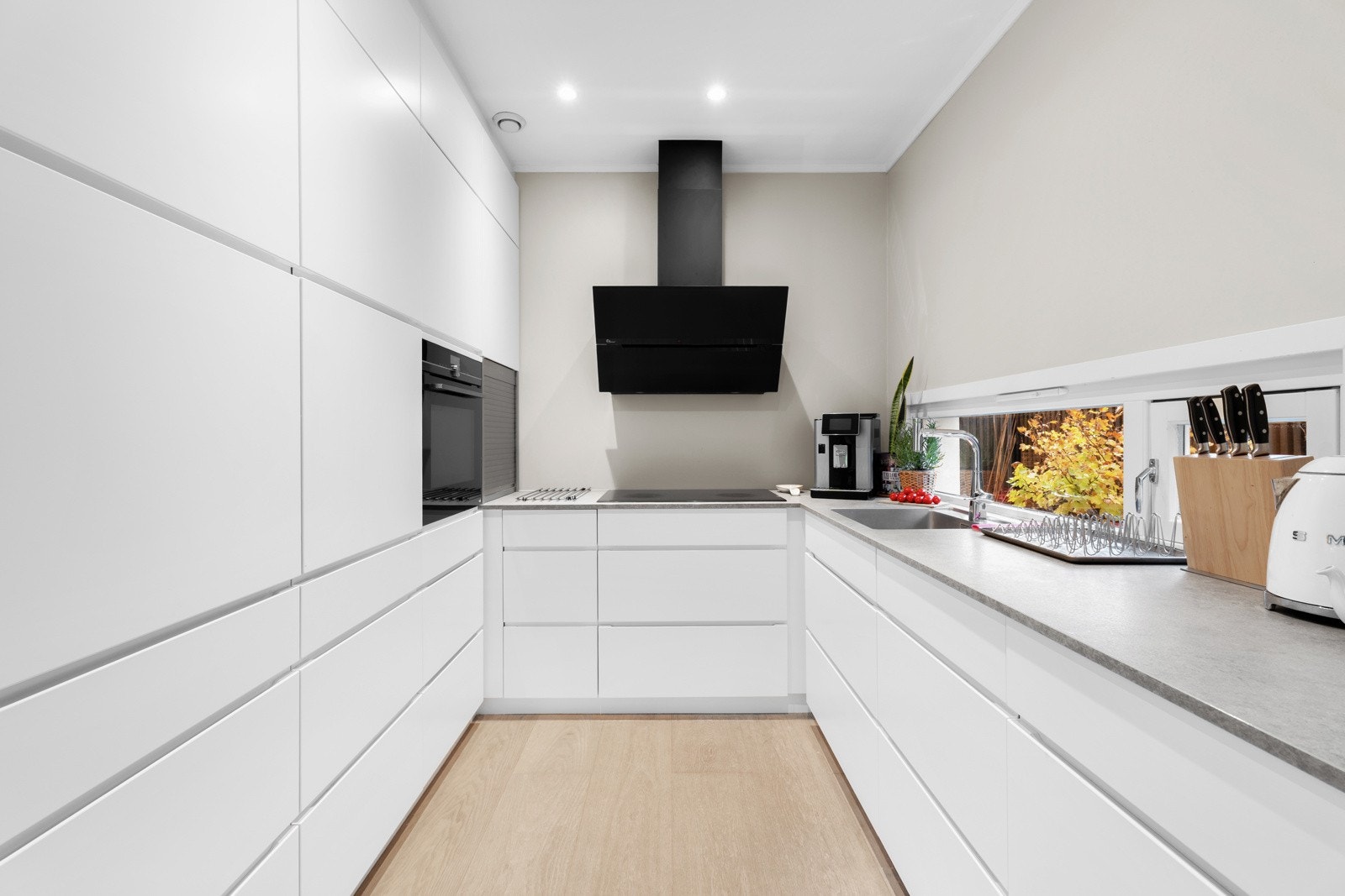 Den naturlige flyten mellom stue og kjøkken gir en sosial sone Galleribilde