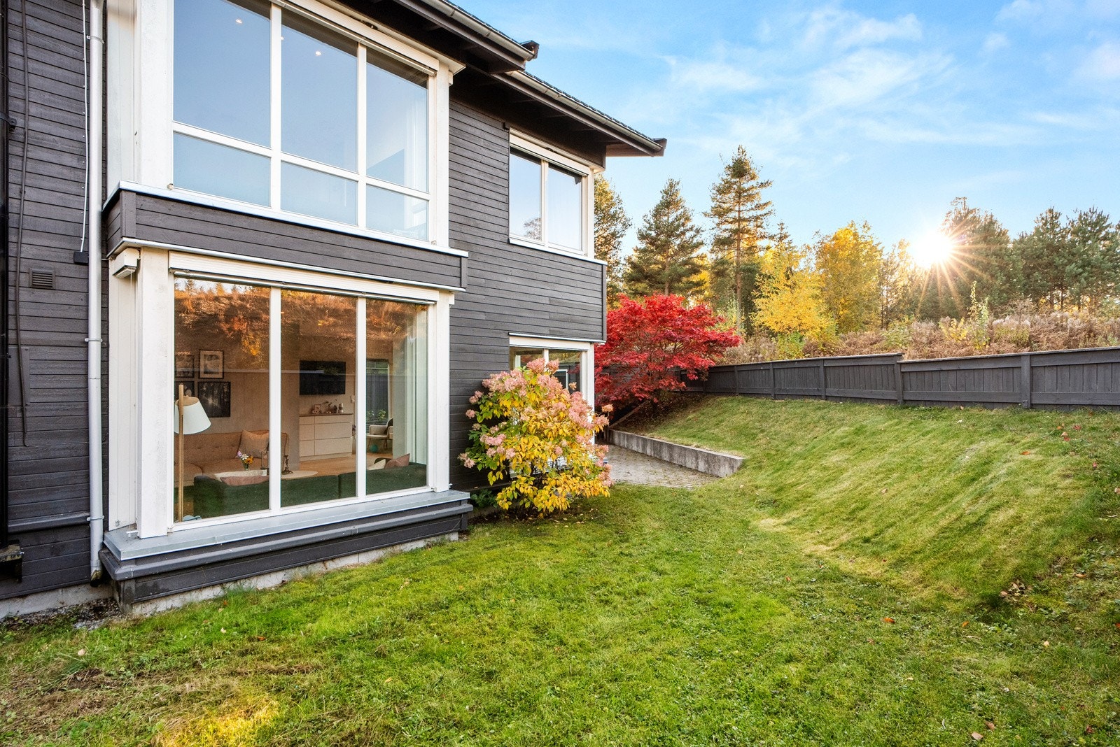 soner for lek, hagearbeid eller avslapning i solen Galleribilde