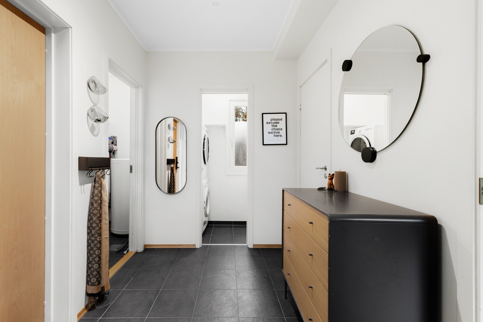 Gang med plass til oppbevaring av ytterklær og sko Galleribilde