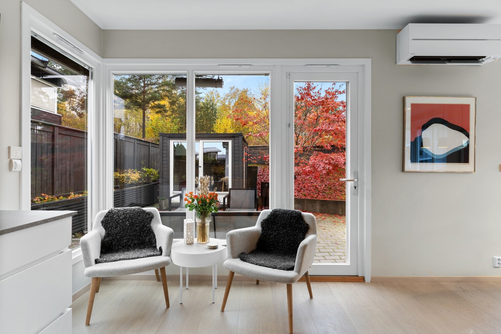 Stuen er elegant og tidløs, med en stilren innredning Galleribilde