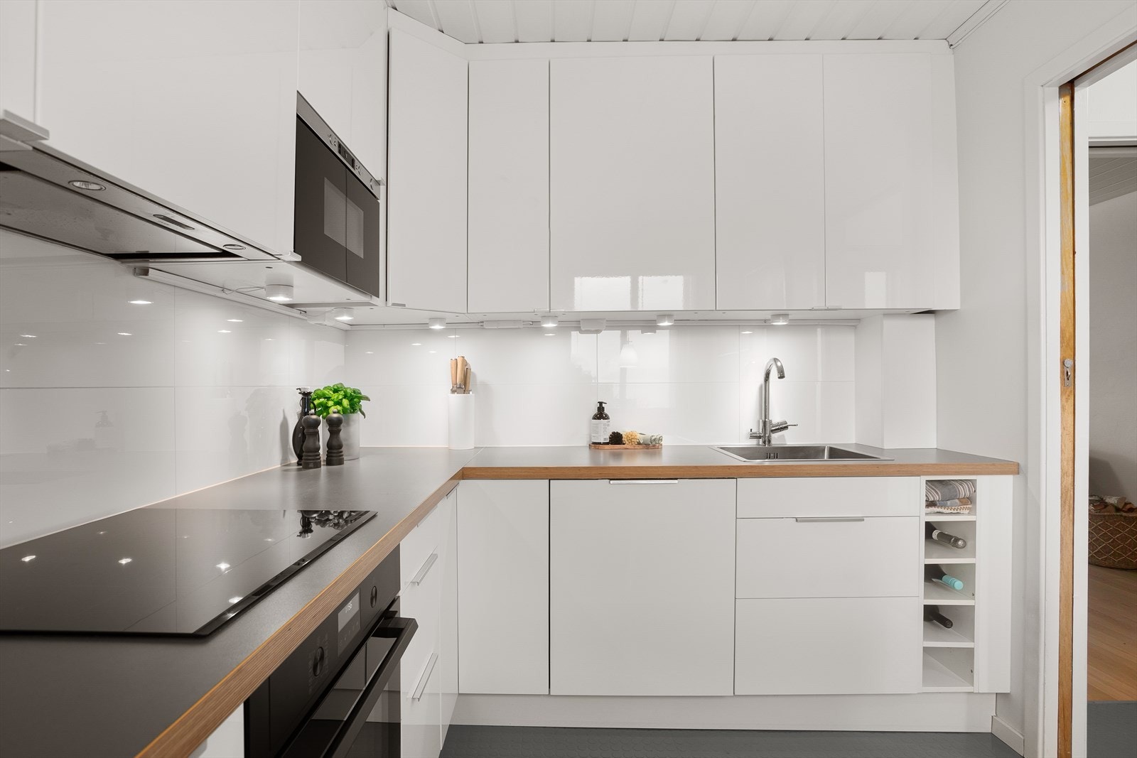 Kjøkkenet utstyrt med stekeovn og platetopp fra 2024, samt kjøl/fryseskap og oppvaskmaskin Galleribilde