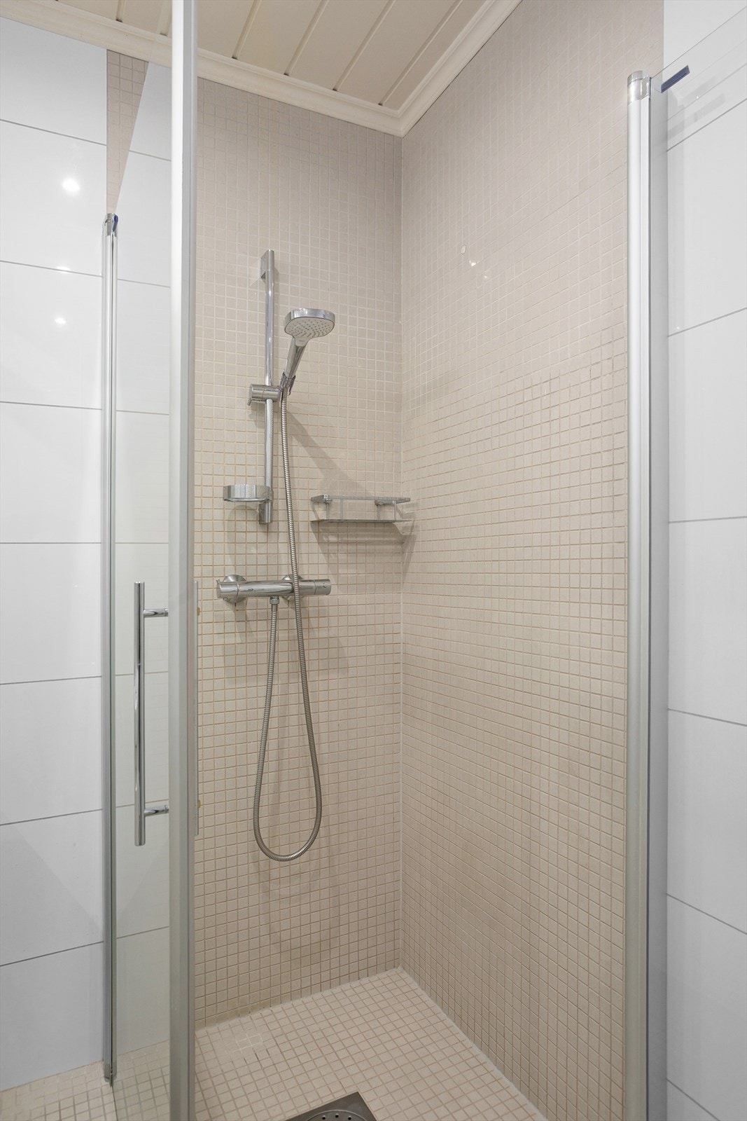 samt dusjnisje med innfellbare dører Galleribilde