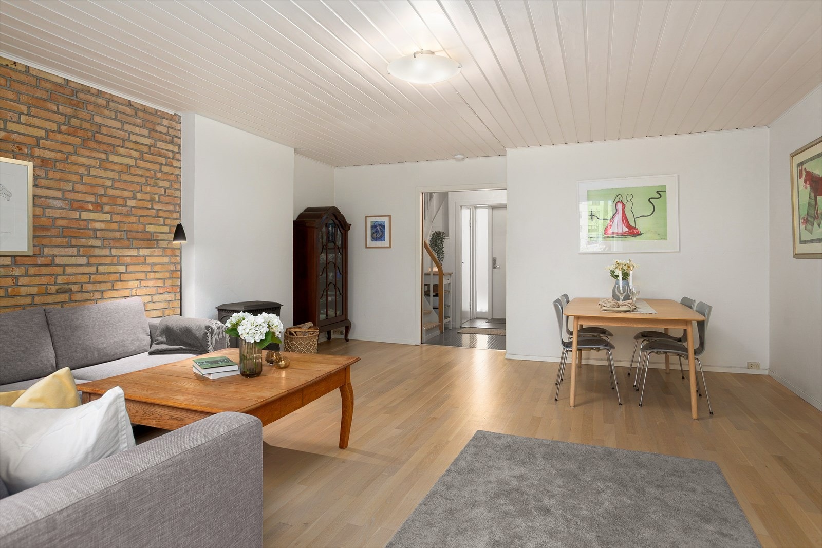 Stor og lys stue med gode møbleringsmuligheter. Galleribilde