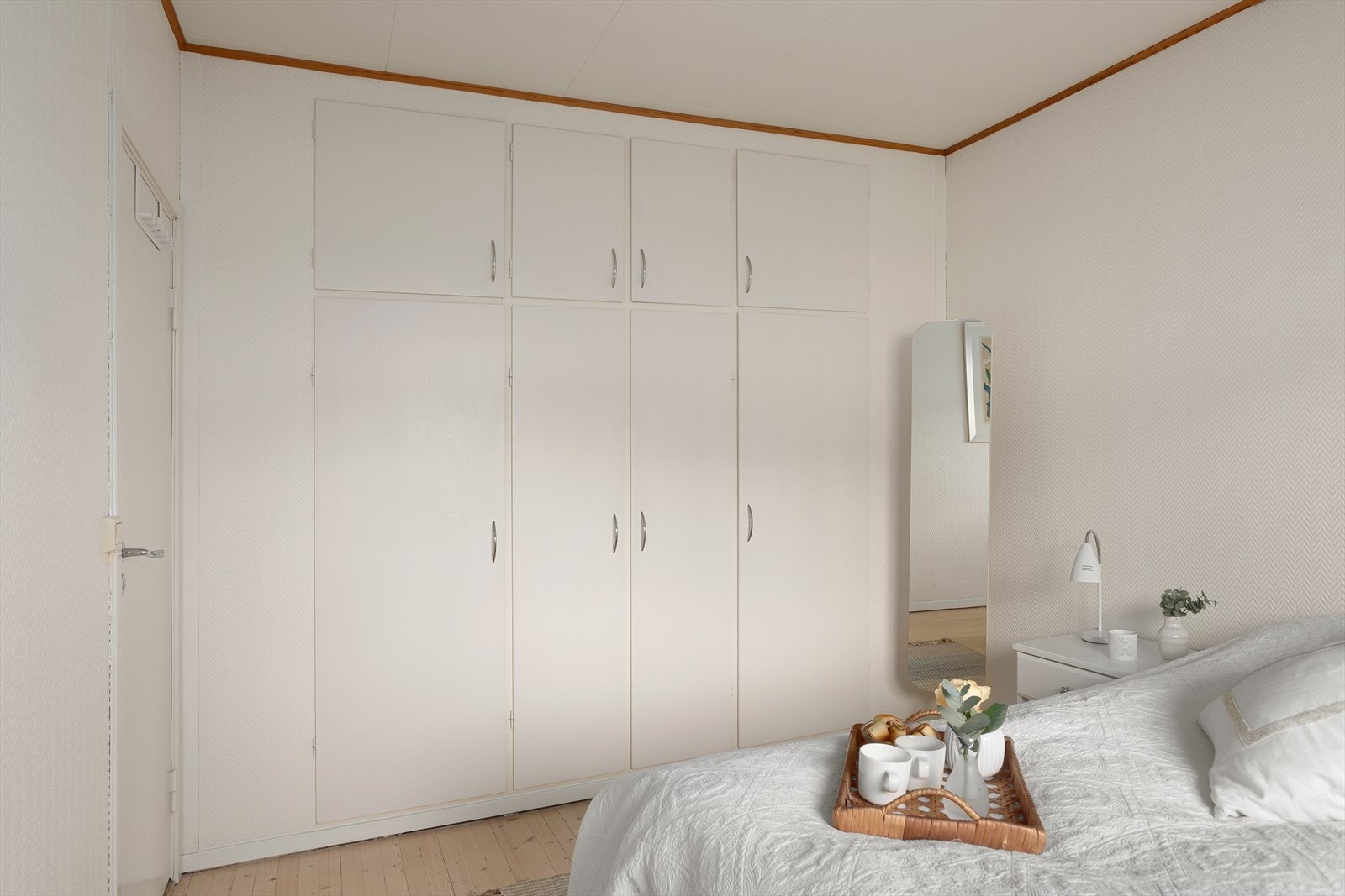 Det er plassbygde skap med god plass til oppbevaring Galleribilde