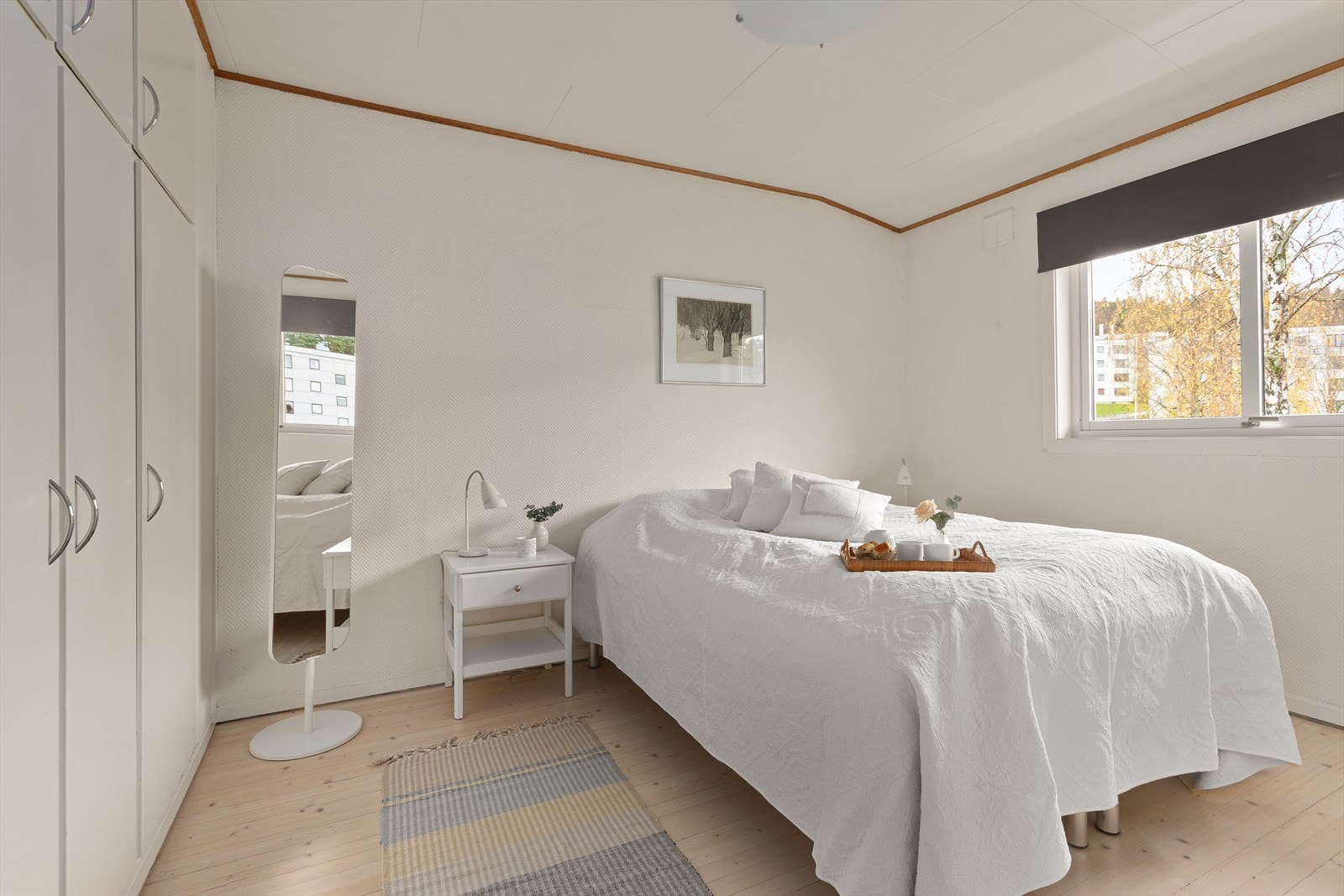 Hovedsoverommet gir god plass for dobbeltseng med tilhørende nattbord Galleribilde