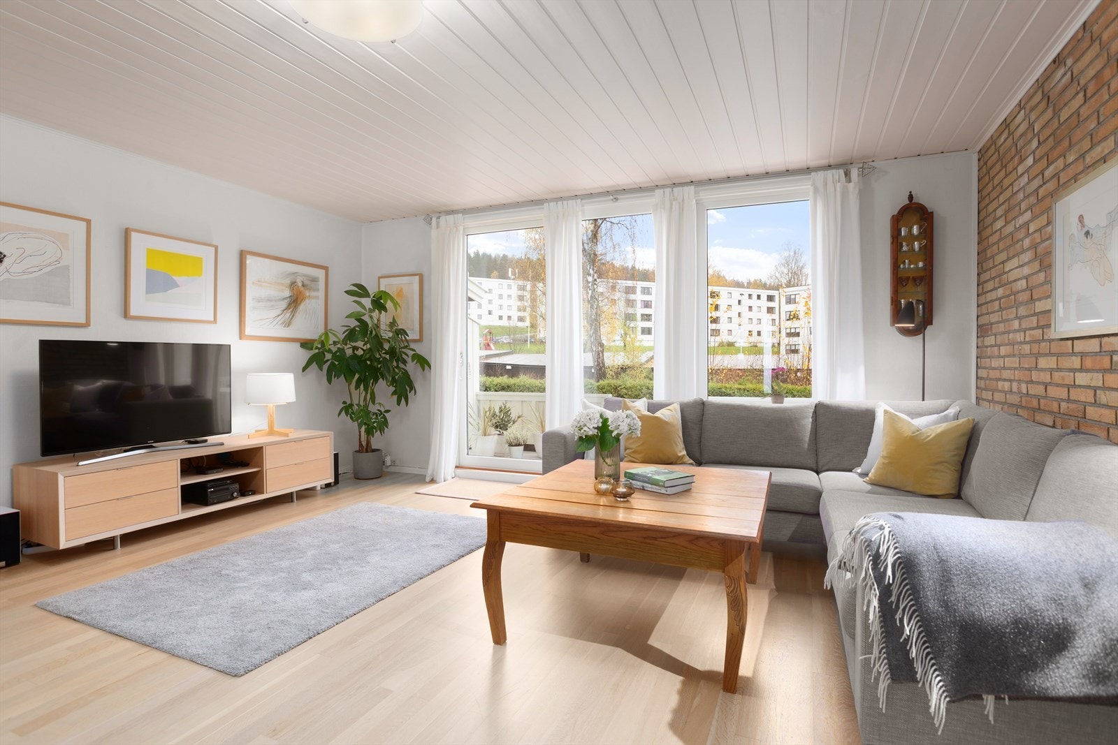 De store vindusflatene bidrar til godt med naturlig lys i oppholdsrommet Galleribilde