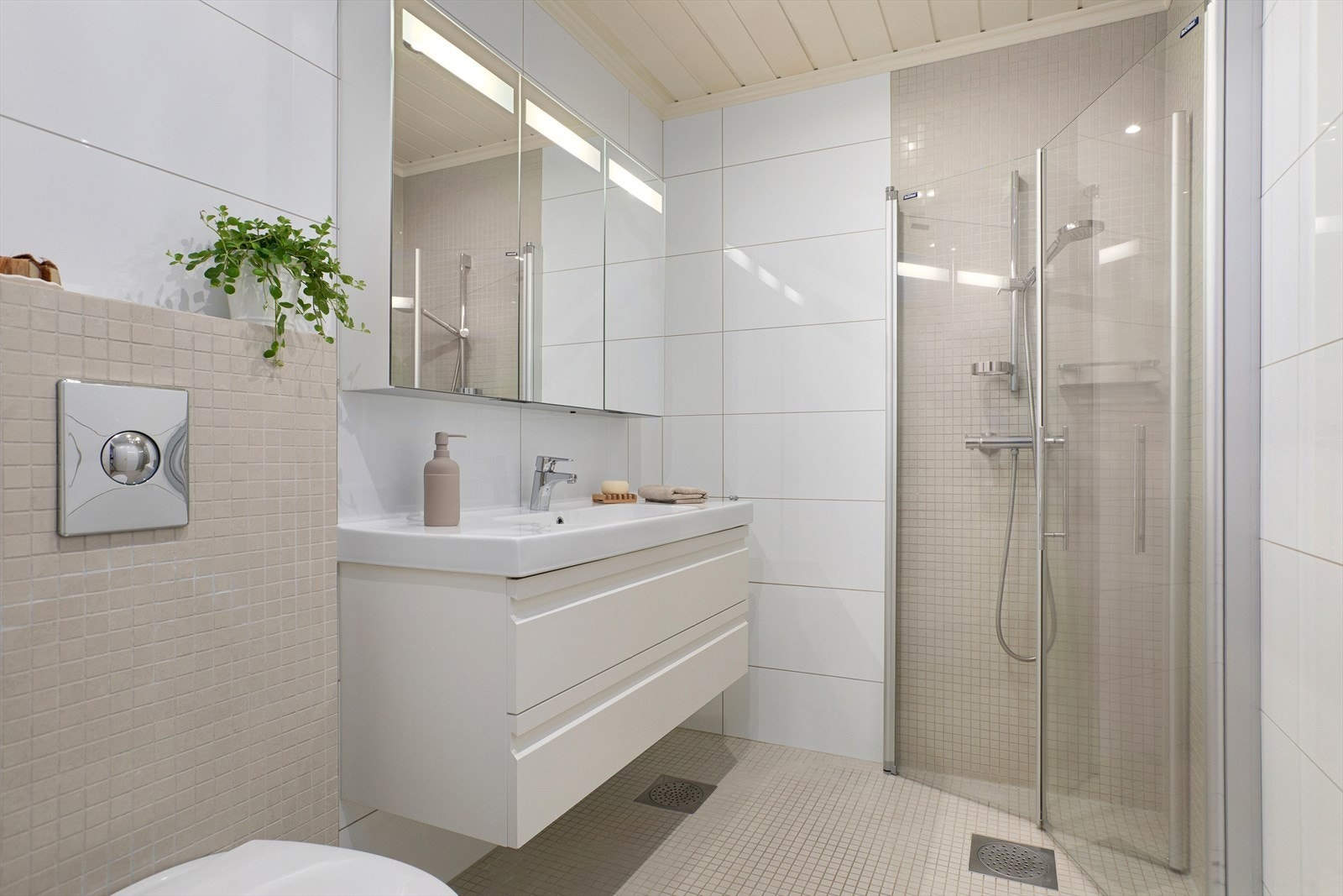 Pent bad fra 2010 med flislagte overflater og varmekabler i gulv Galleribilde