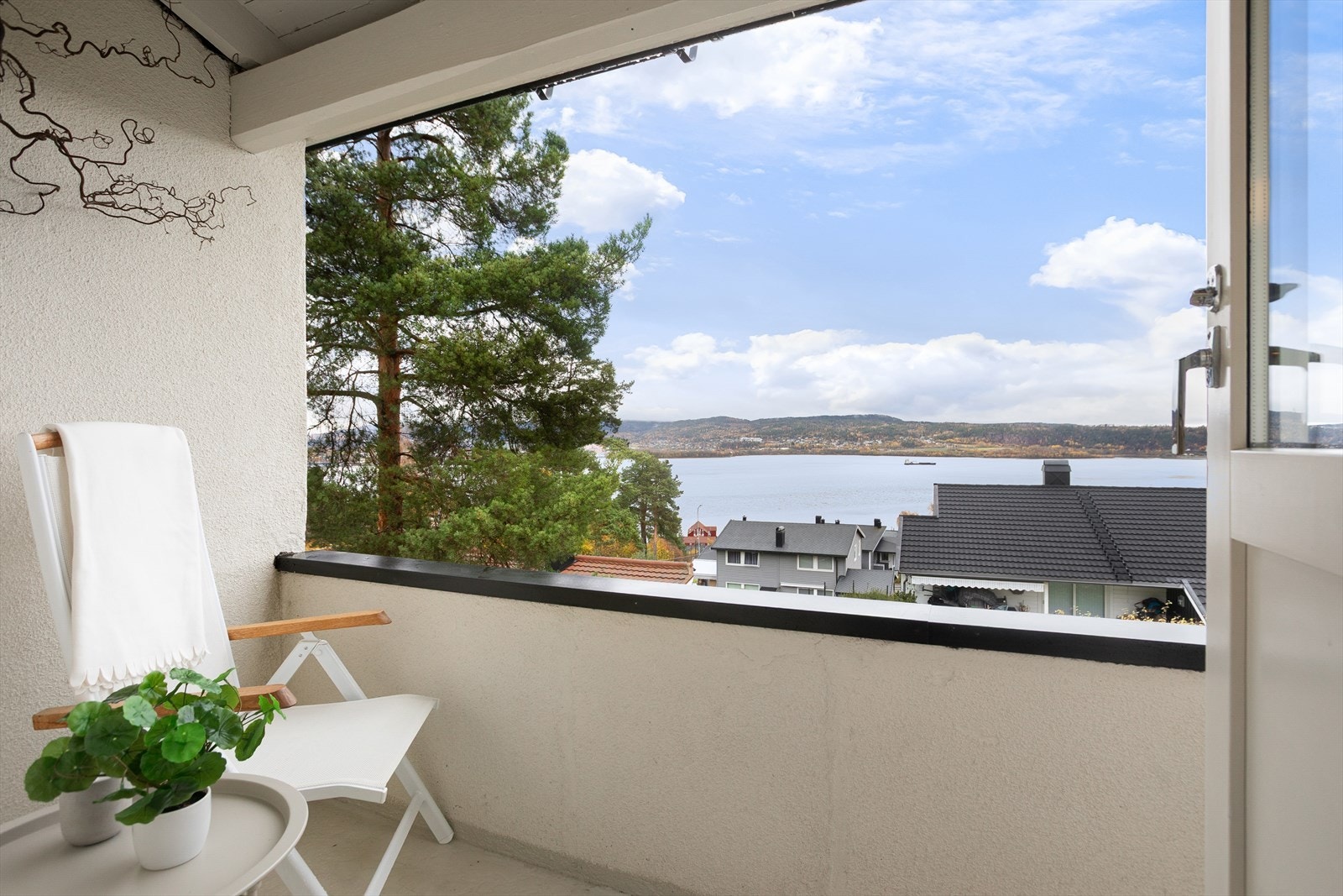 Balkongen er på ca. 3 kvm med flott utsikt mot fjorden Galleribilde