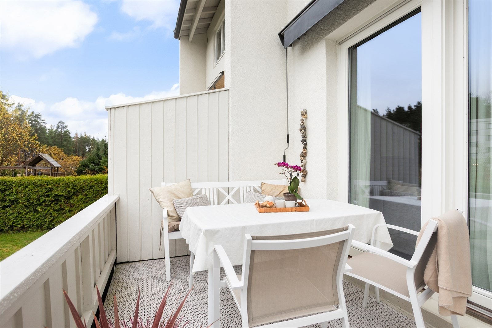 Terrassen kan enkelt innredes med utemøblement Galleribilde