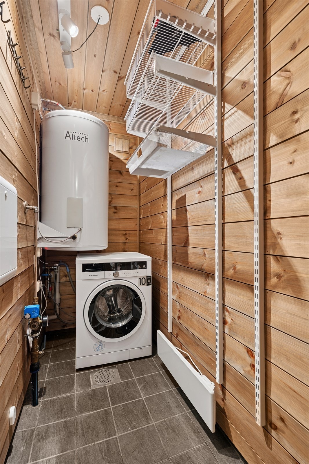 Teknisk rom. Det bemerkes at deler av det tekniske rommet er utvidet i entré. Se pkt. "ferdigattest" i salgsoppgaven for mer informasjon. Galleribilde