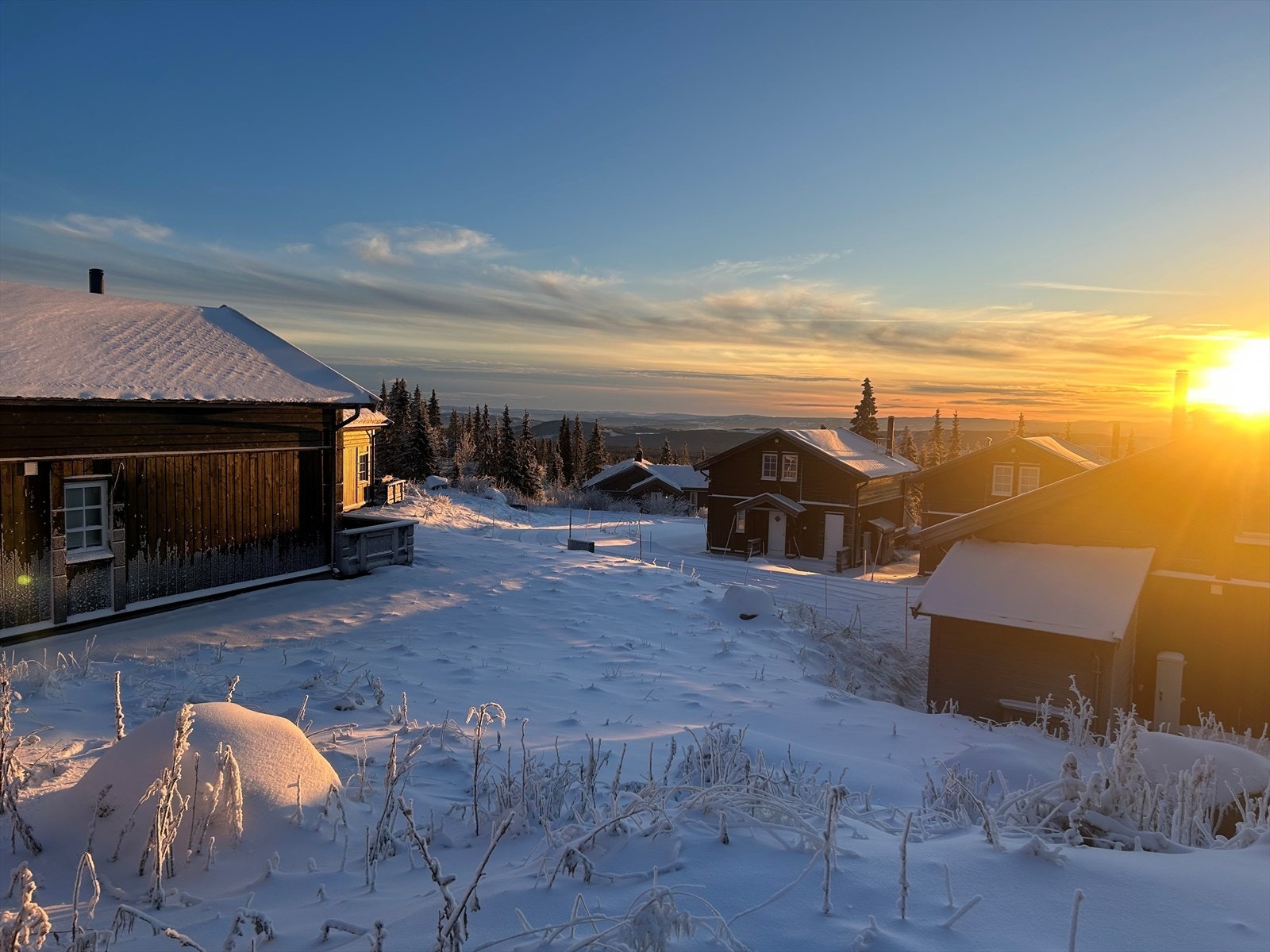 Hytta har nydelig utsikt og solgang. Galleribilde