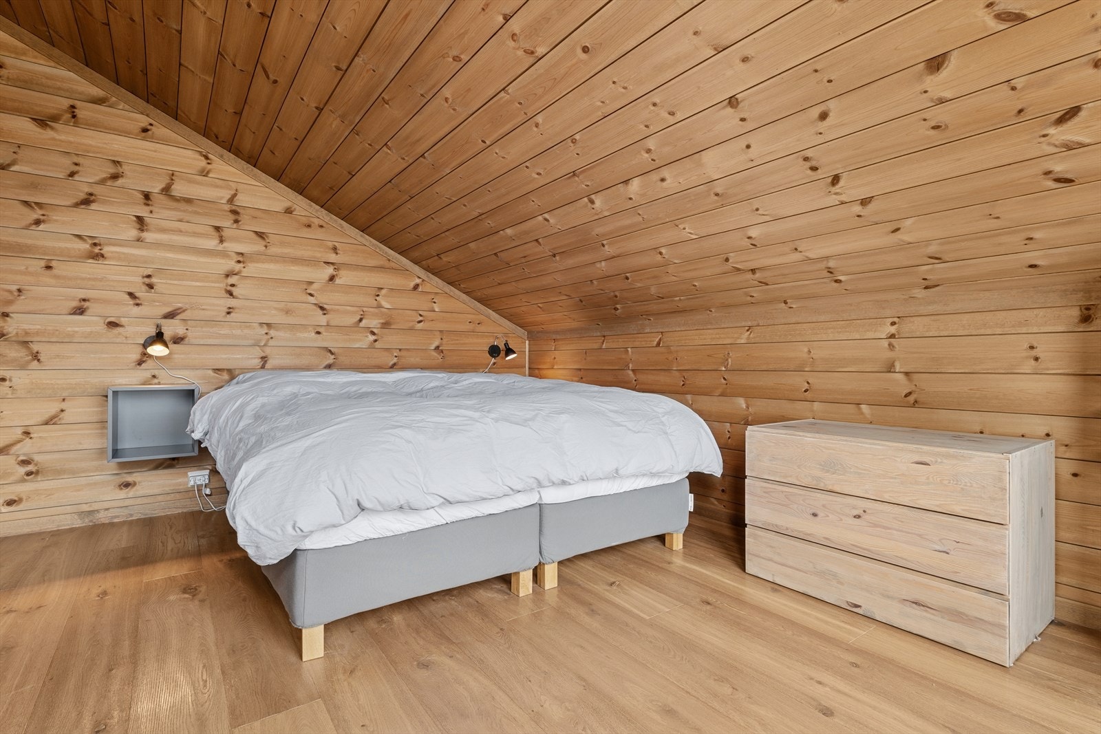 Hytta har totalt fire romslige soverom med fleksible innredningsmuligheter - hvorav ett ligger praktisk til i første etasje. Galleribilde