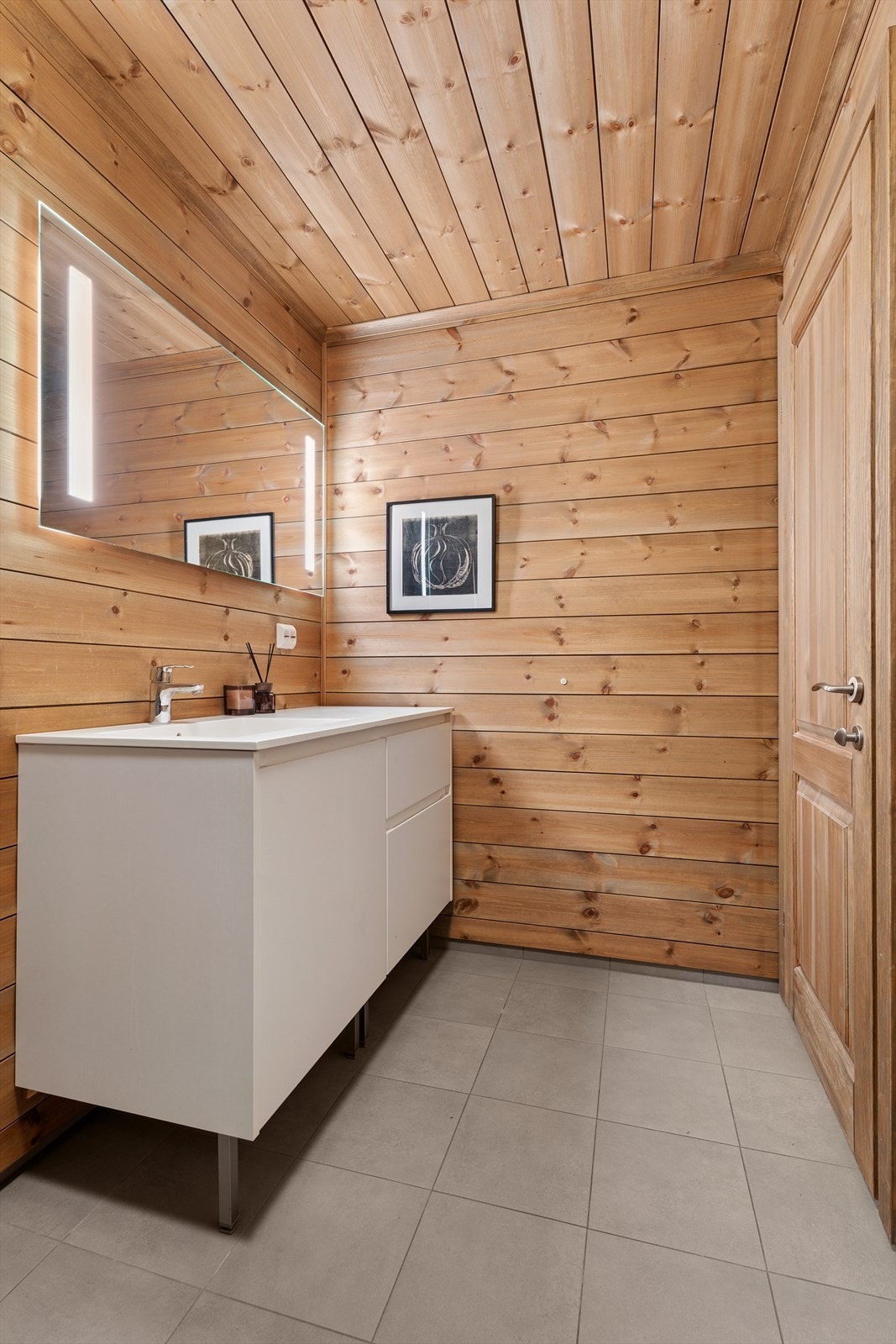 Over servanten er det speil med integrert belysning. Galleribilde