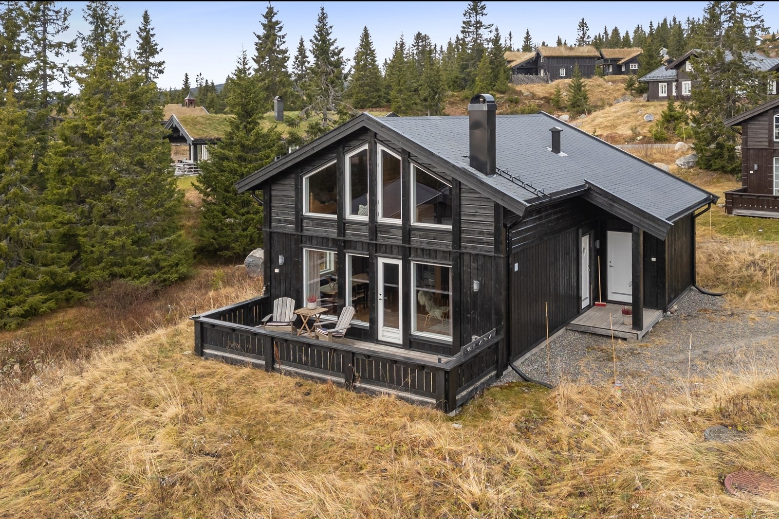 DNB Eiendom presenterer Høgfjellia 72C - en påkostet og svært velholdt fritidsbolig fra 2017, attraktivt beliggende på Nordseter i Lillehammer kommune. Galleribilde