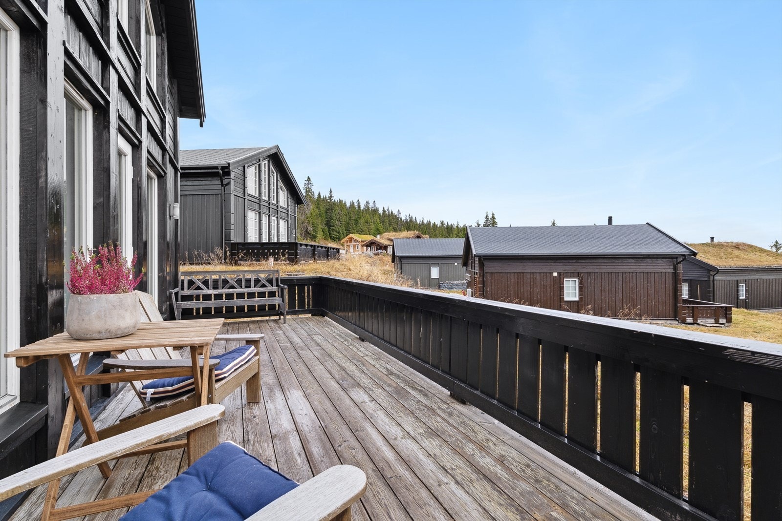 Fra stuen er det utgang til en vestvendt terrasse på ca. 15 m² - et ideelt sted for avslapning og hyggelige stunder utendørs med familie og venner. Galleribilde