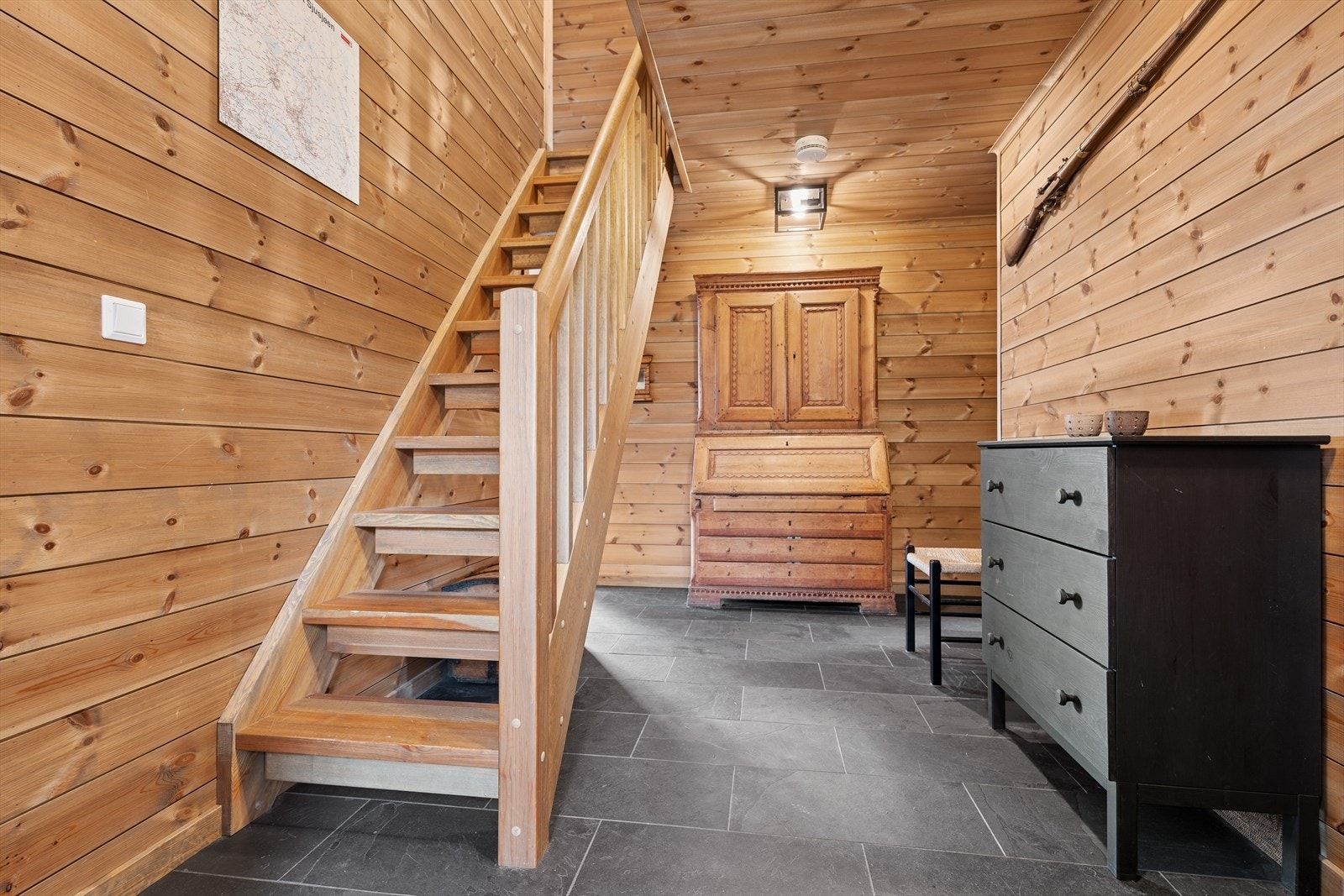 Velkommen inn! Entré med plass til å henge fra seg yttertøy og sette fra seg sko. Galleribilde