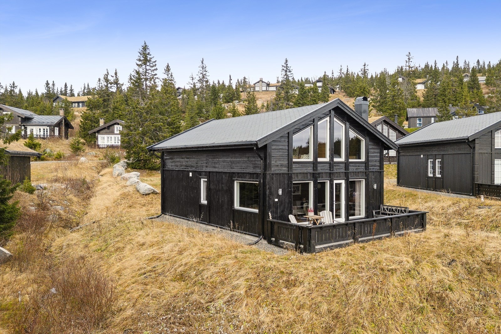 Dette er en innholdsrik fritidsbolig med en god planløsning fordelt over to etasjer. Galleribilde