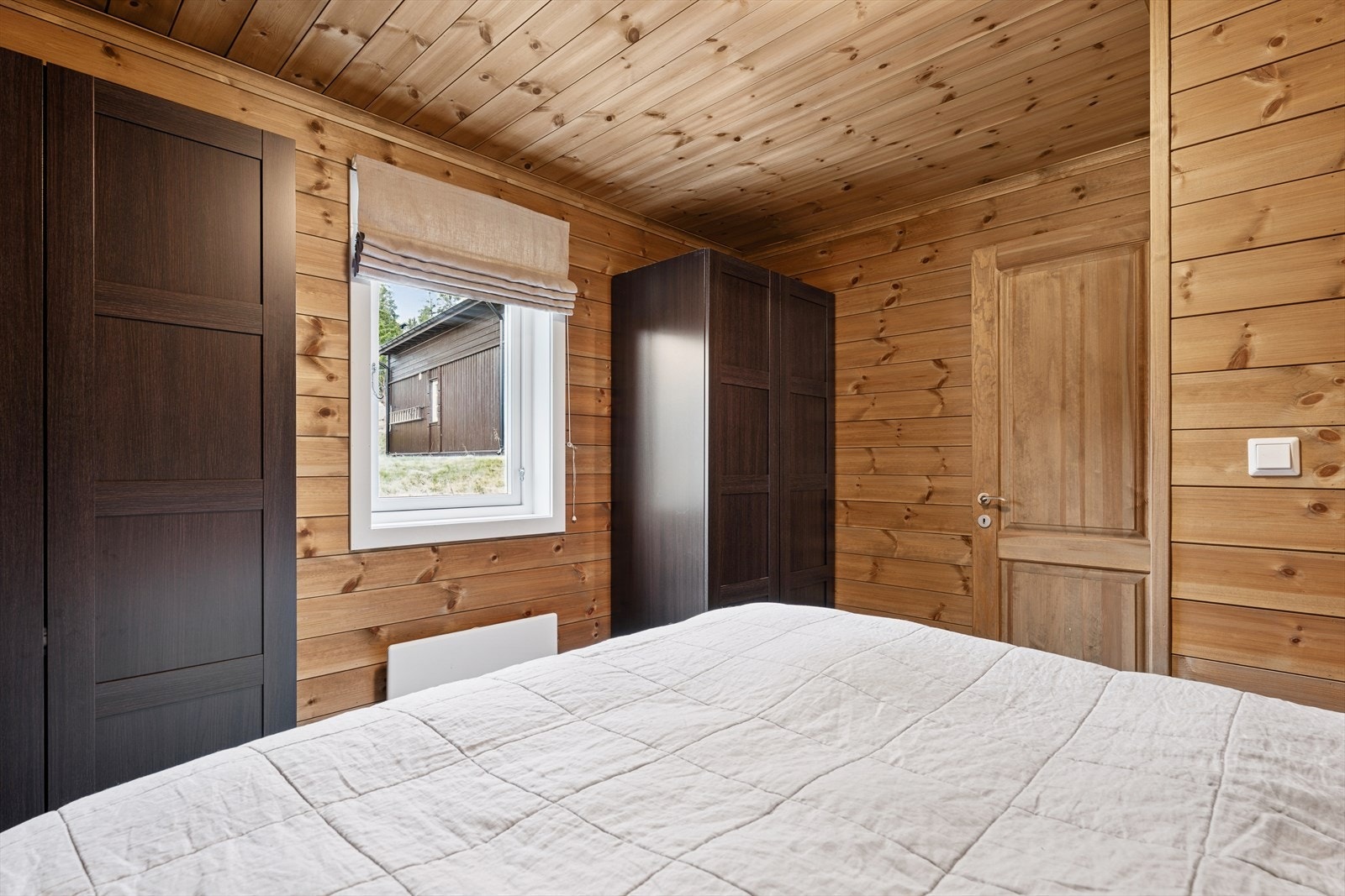 Soverommet i første etasje er praktisk utstyrt med to garderobeskap som gir god oppbevaringsplass. Galleribilde