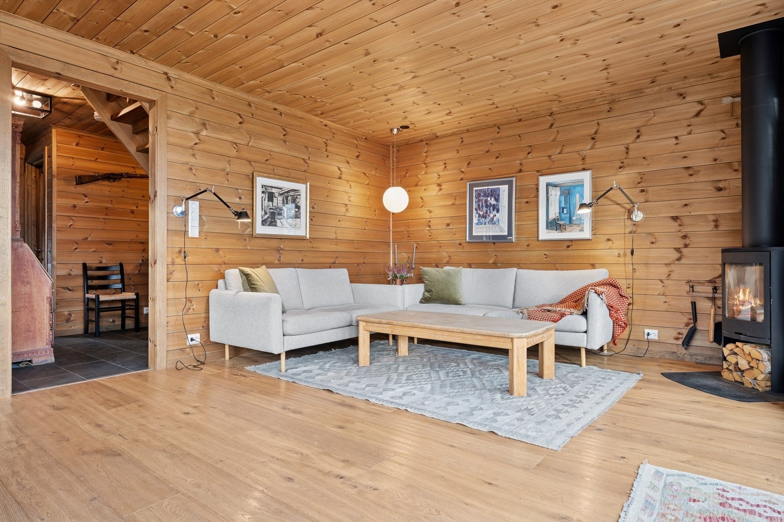 Stuen er utstyrt med en stemningsfull peisovn som skaper både varme og hygge - perfekt for kjølige dager. Galleribilde