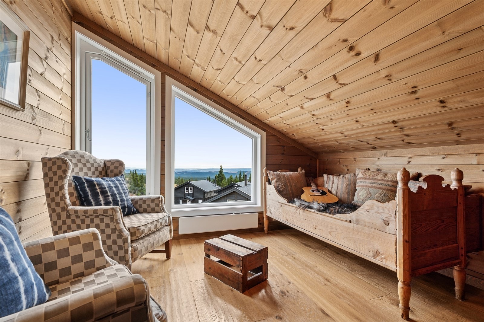 Den praktiske loftstuen gir et ekstra oppholdsrom - ideelt for lek og avslapning. Galleribilde