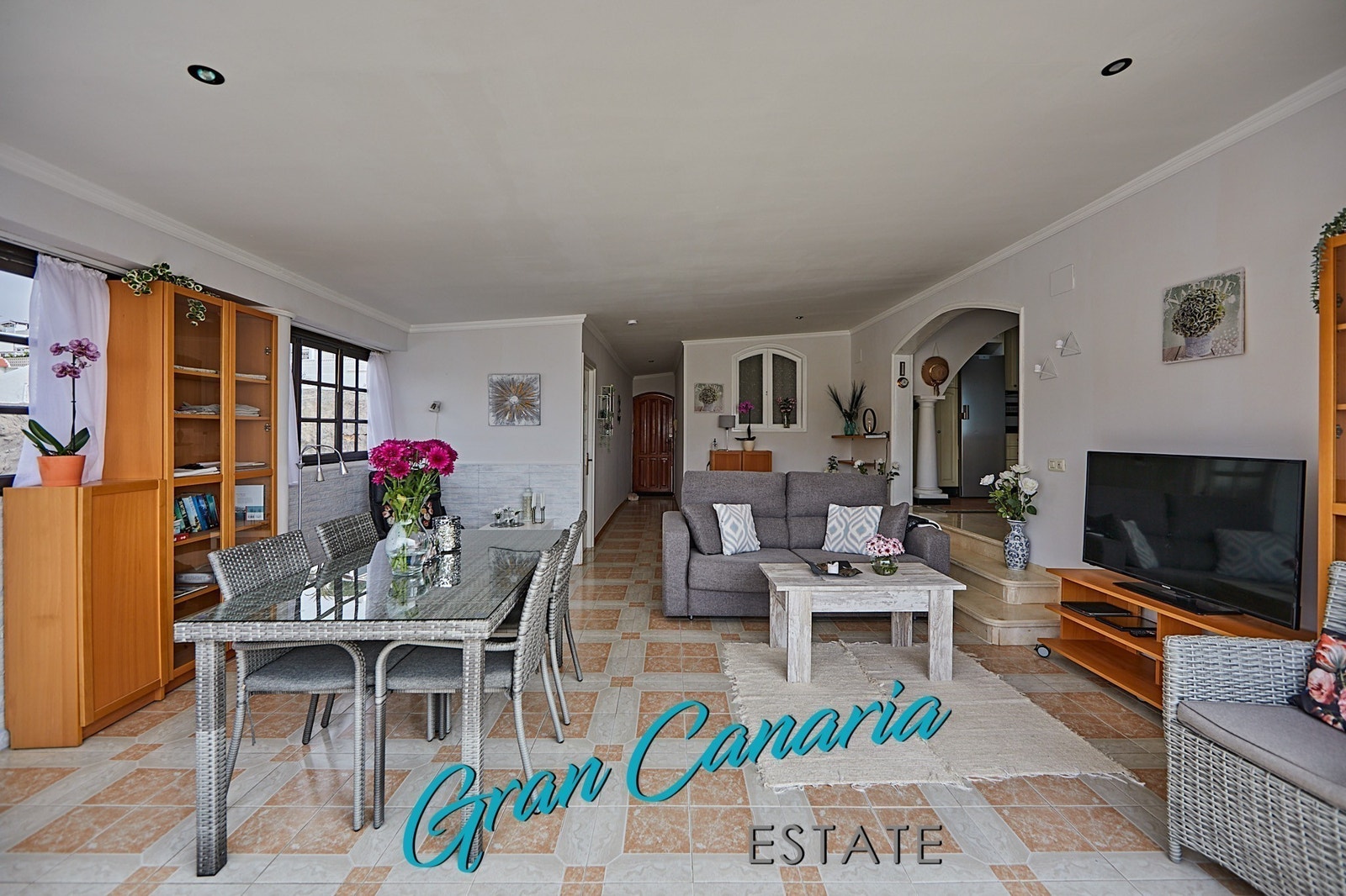 Inngangsparti - det minste soverommet til venstre i bildet og trinn mot kjøkkenet til høyre Galleribilde