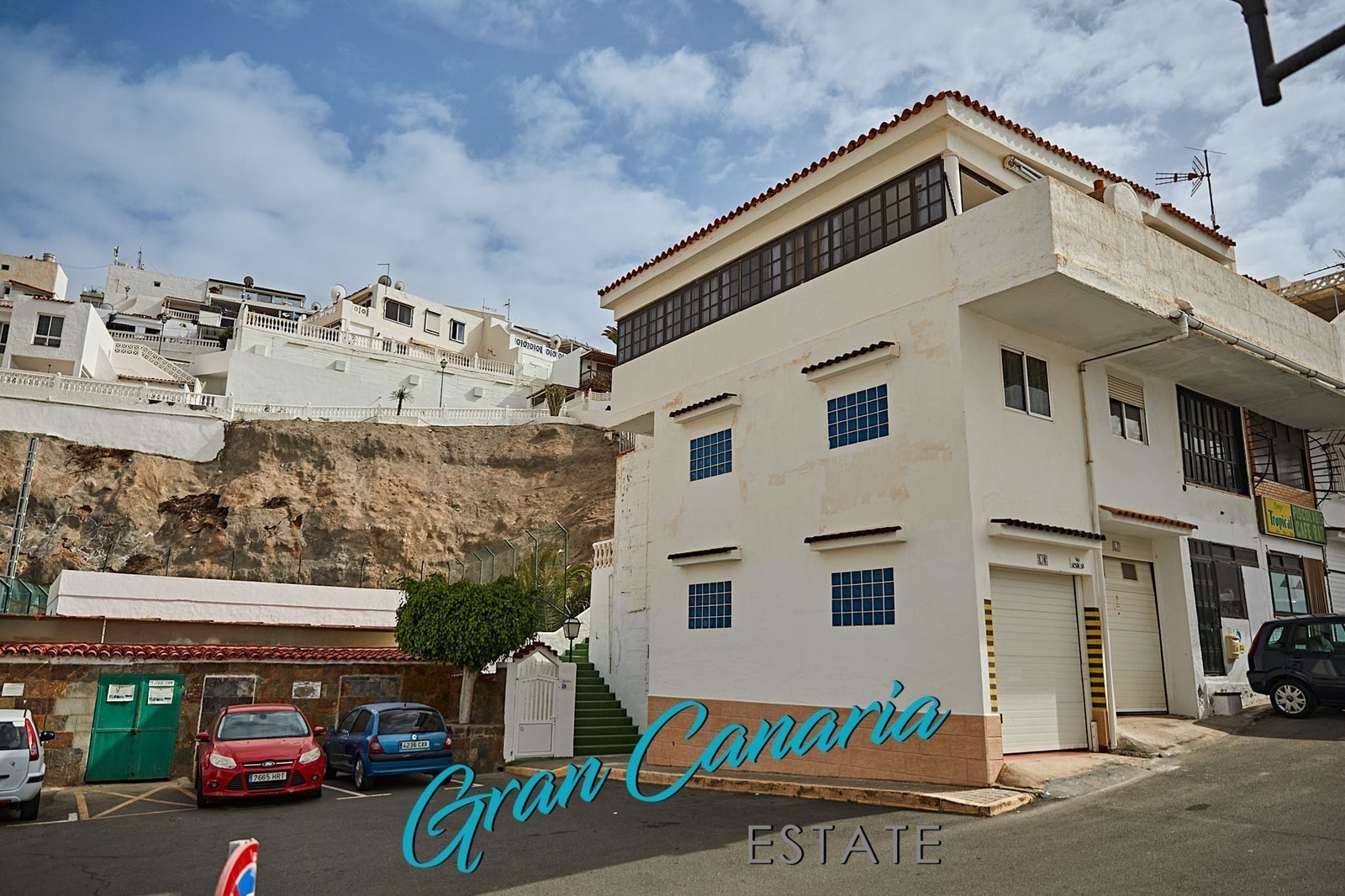 Leiligheten på toppen med vinduer langs hele kortsiden og garasjearealene i de 2 nederste etasjene m/lysinnslipp Galleribilde