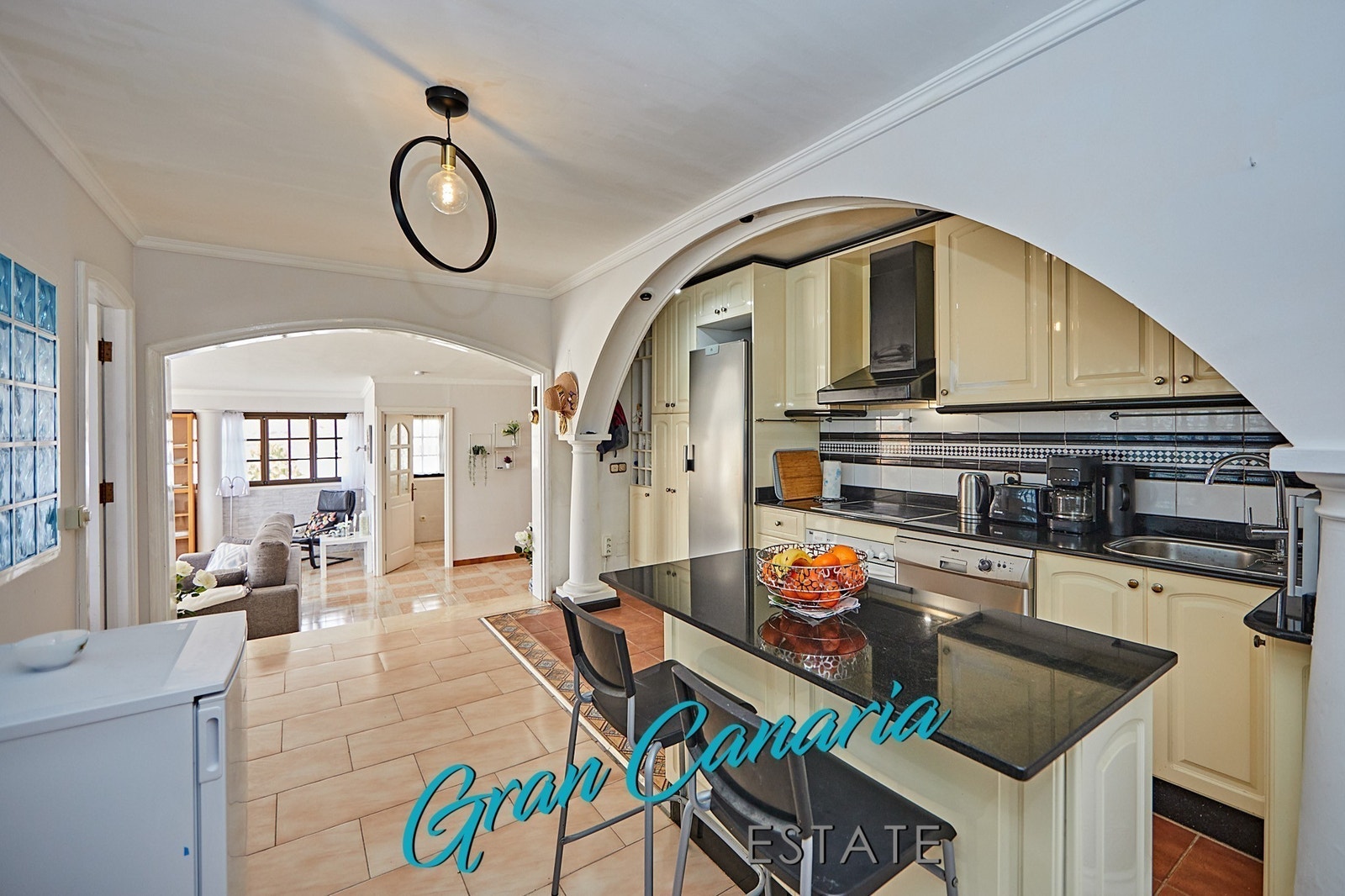 Meget god skapplass. Liten spiseplass på kjøkkenet i tillegg til god spiseplass i stuen Galleribilde