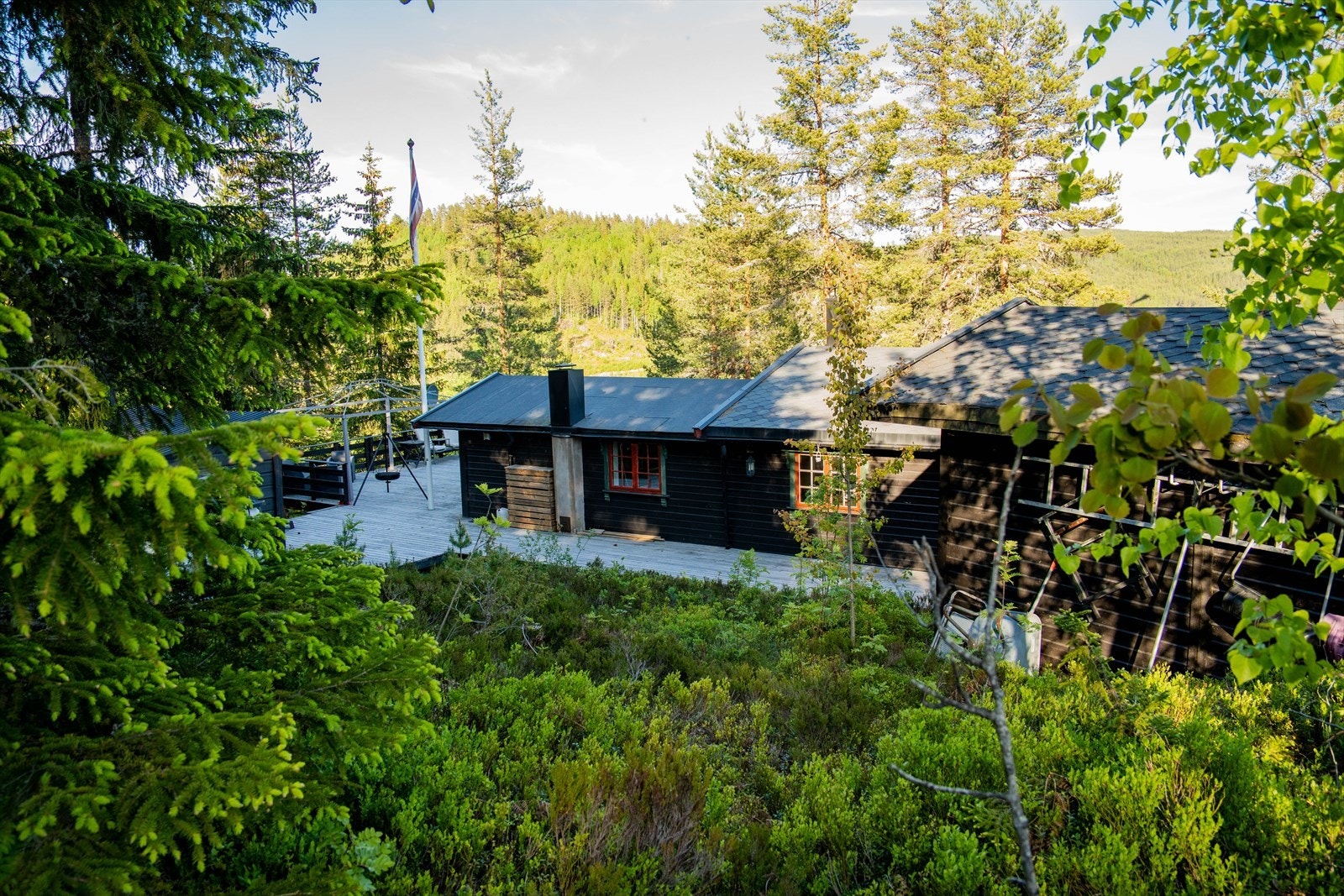 Privat foto fra eier. Bildene er tatt i kveldssol, med sol bak hytten. Galleribilde