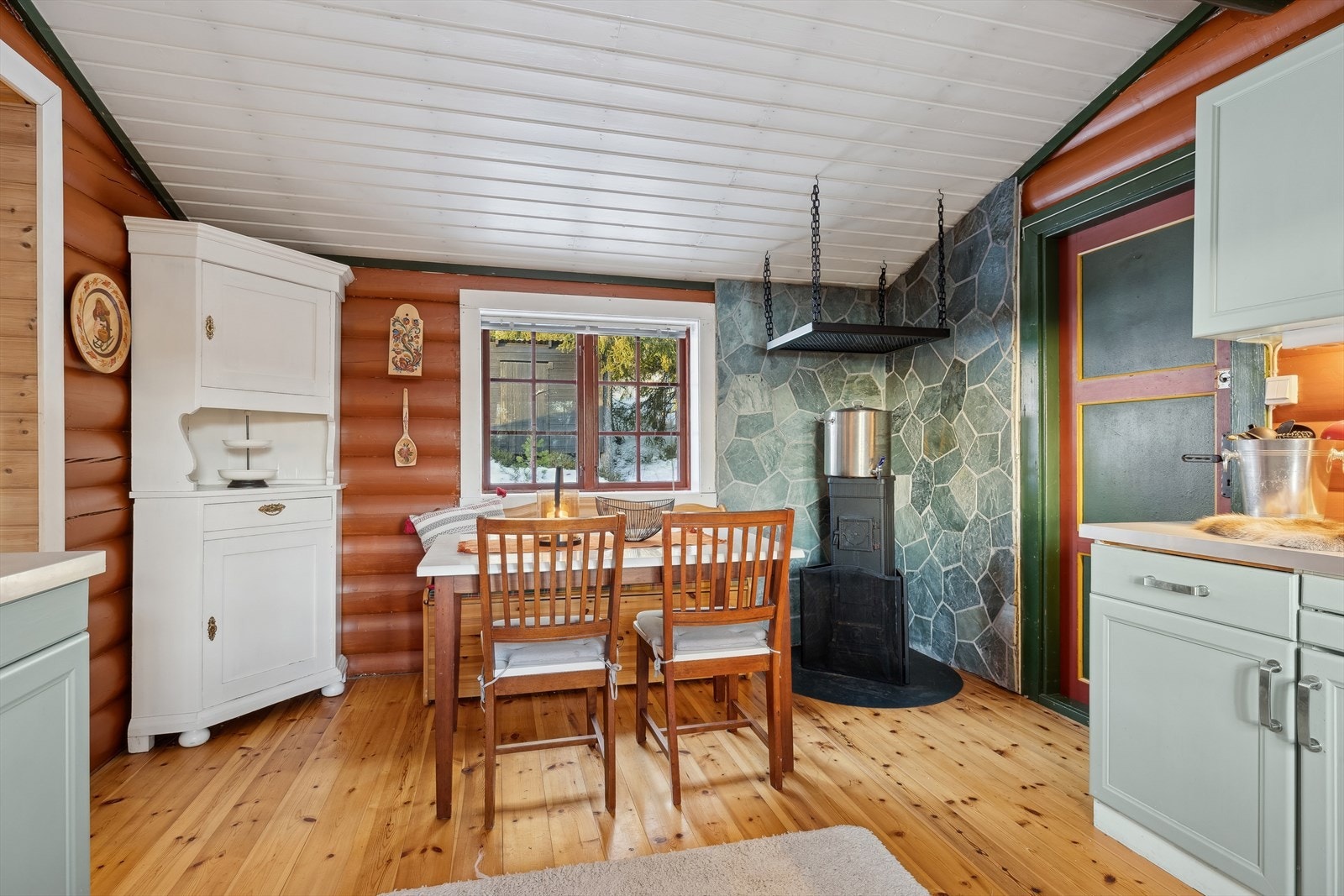 Romslig kjøkken skaper en sosial atmosfære. Galleribilde