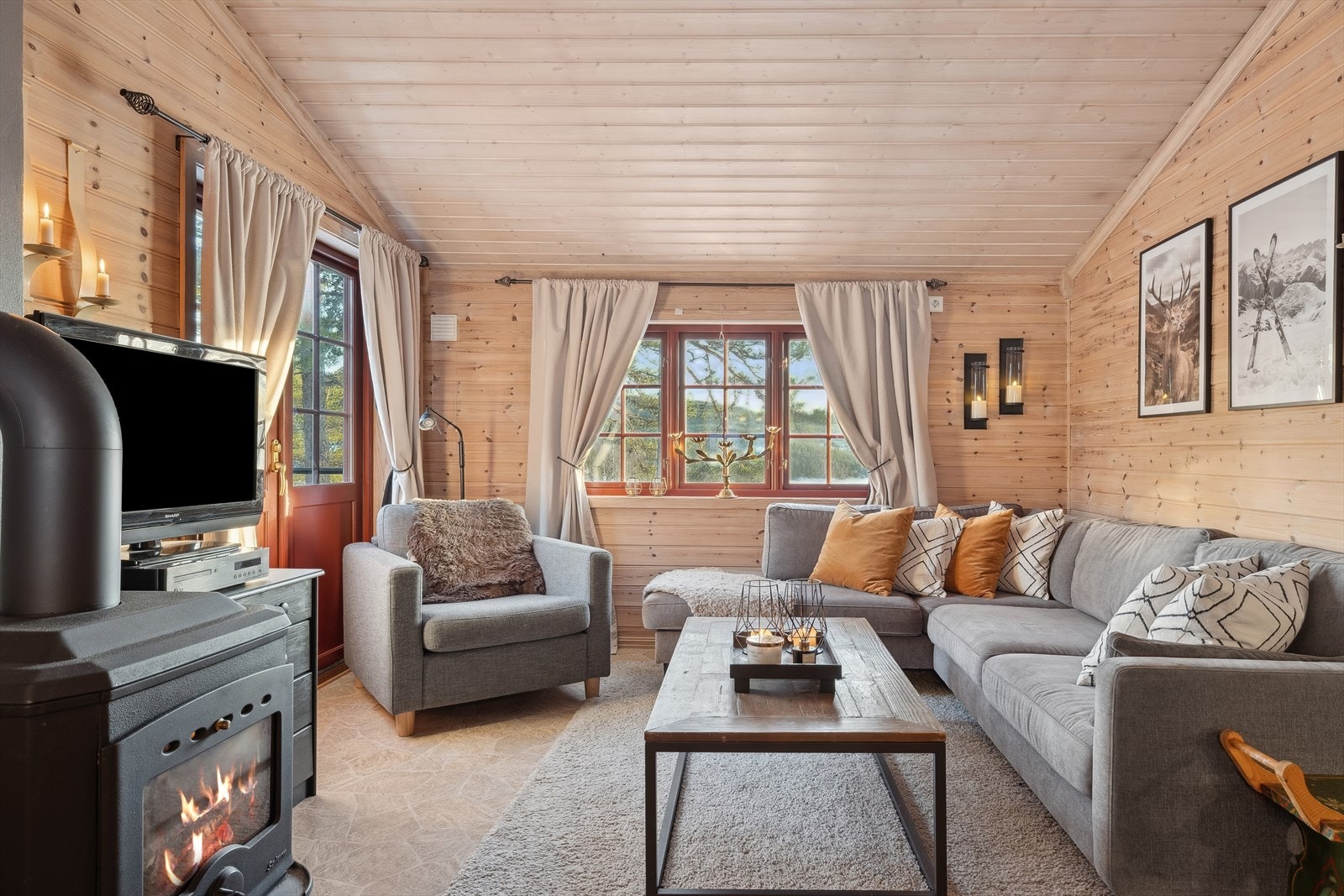 Vindusflatene gir rikelig med lys inn til stua. Galleribilde