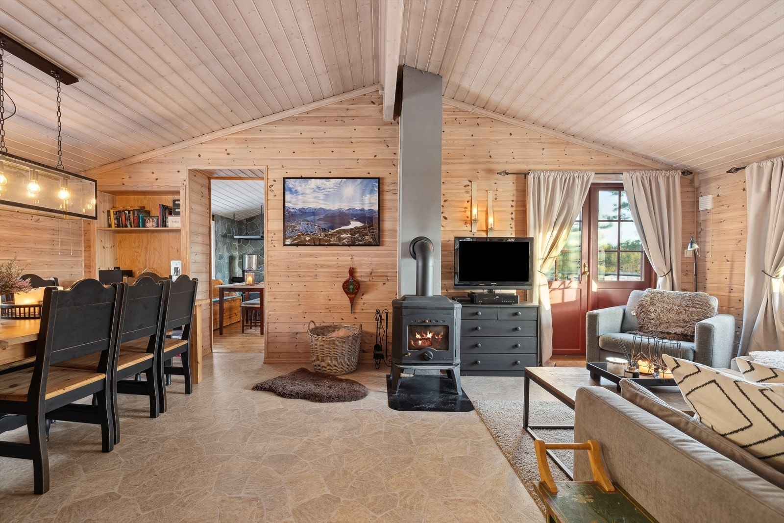 Koselig stue med en vedovn som varmer godt på kalde vinterdager. Galleribilde