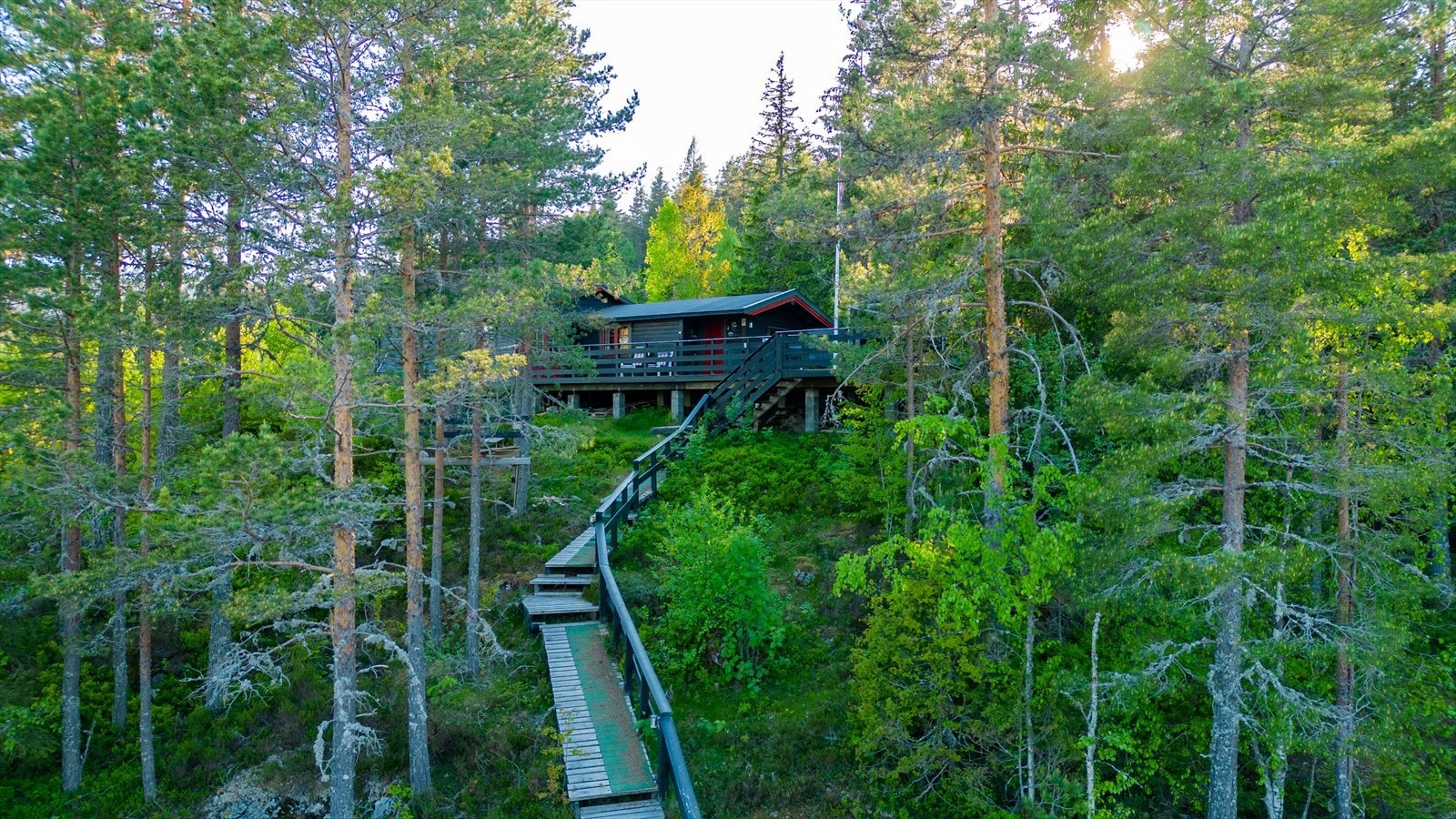 Privat foto fra eier. Bildene er tatt i kveldssol, med sol bak hytten. Galleribilde