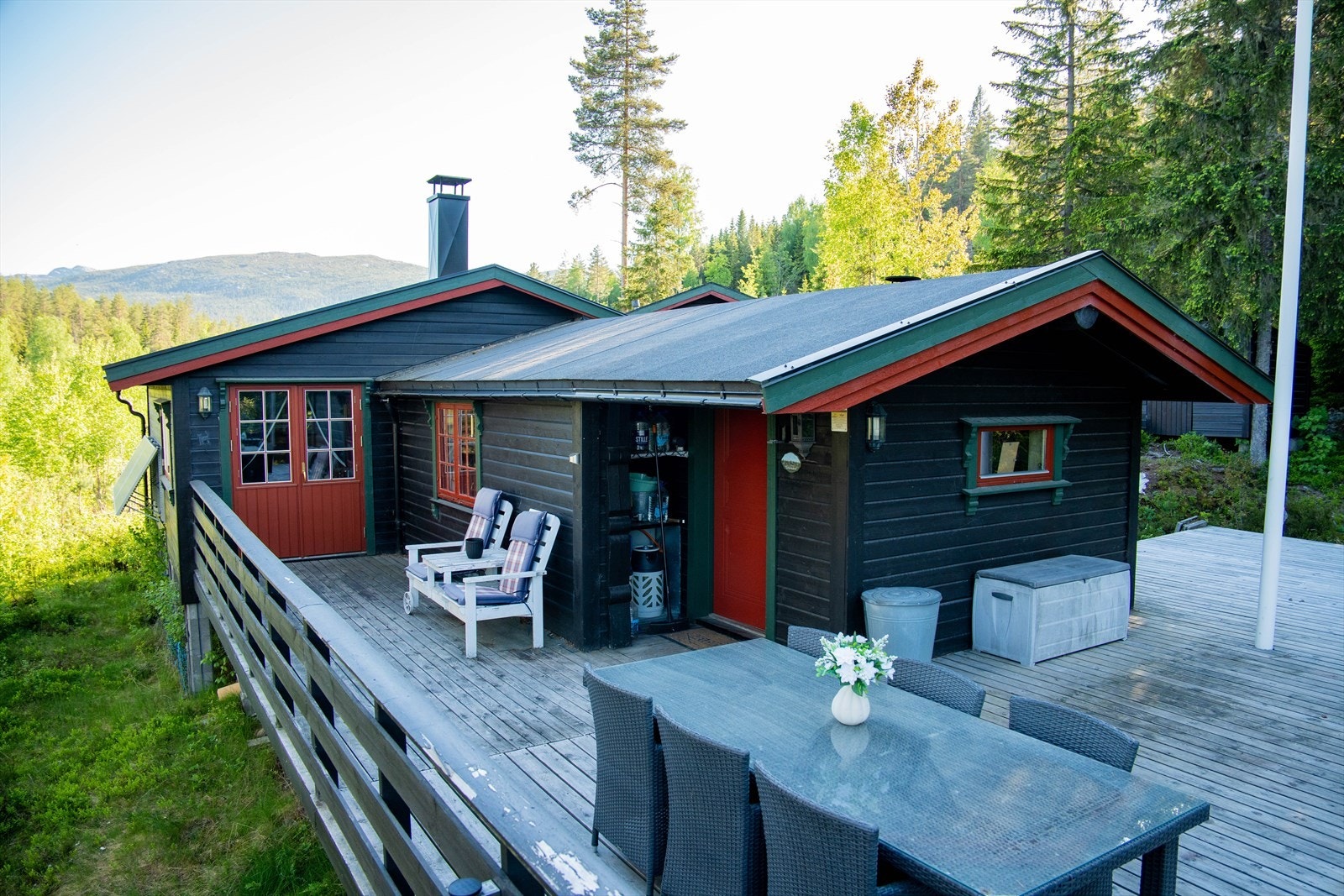 Privat foto fra eier. Bildene er tatt i kveldssol, med sol bak hytten. Galleribilde