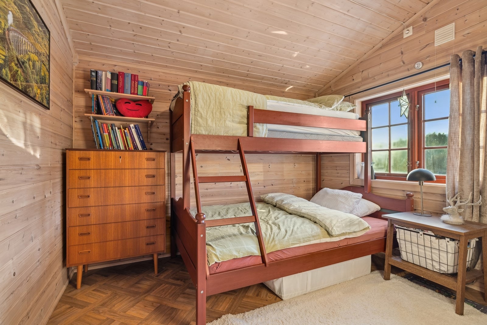 Soverom 2 er innredet med en køyeseng og oppbevaringsplass. Galleribilde