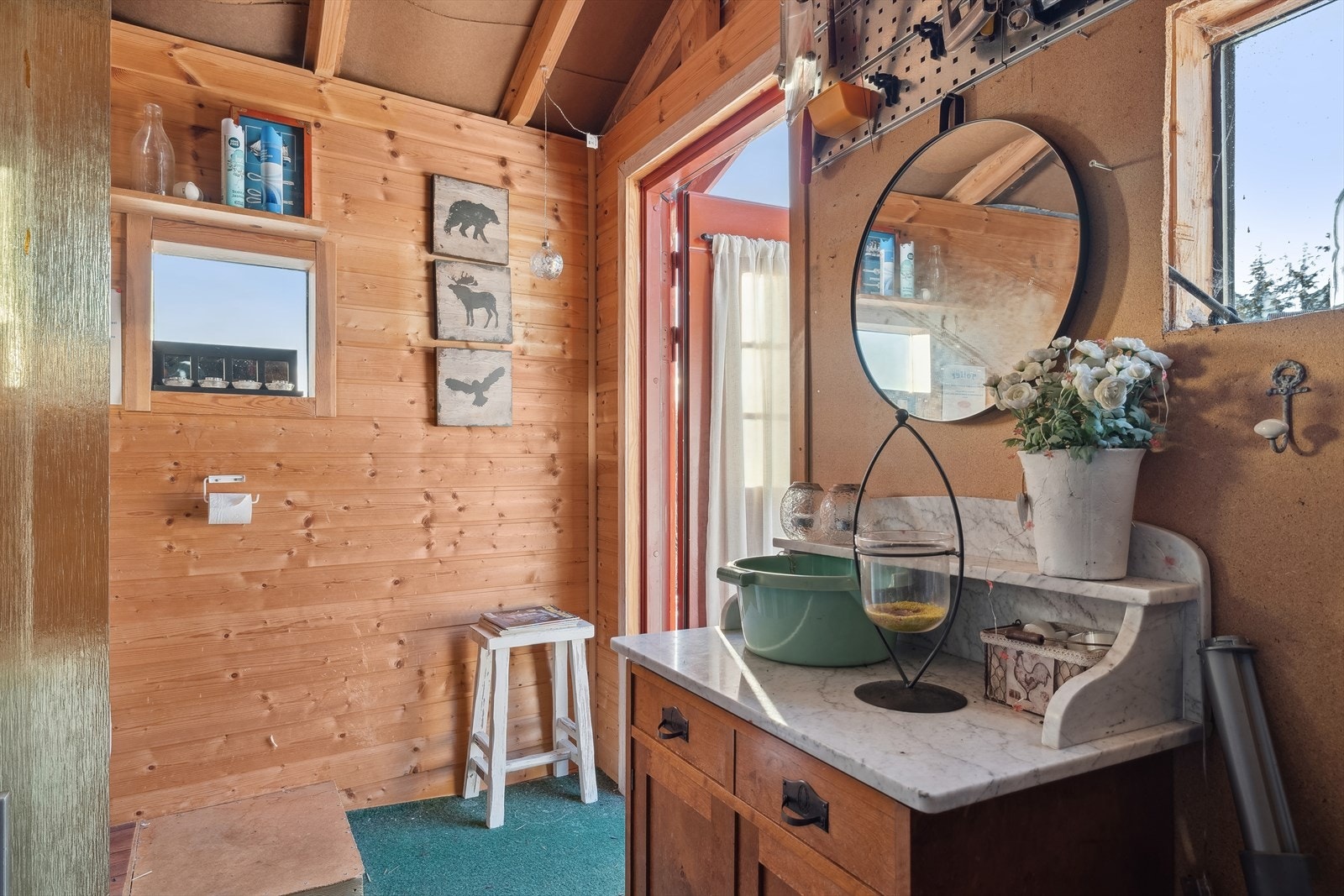 Rom innredet med en dusj. Galleribilde