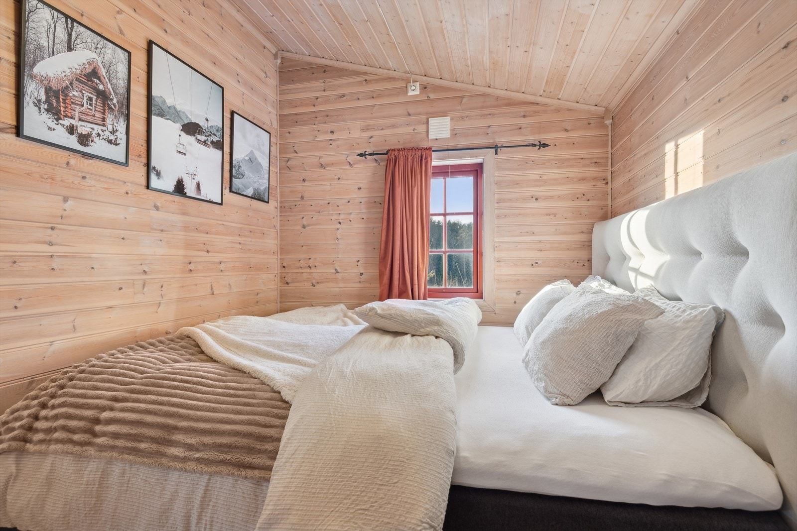 Hytta har totalt 2 soverom, soverom 1 er hovedsoverommet. Galleribilde