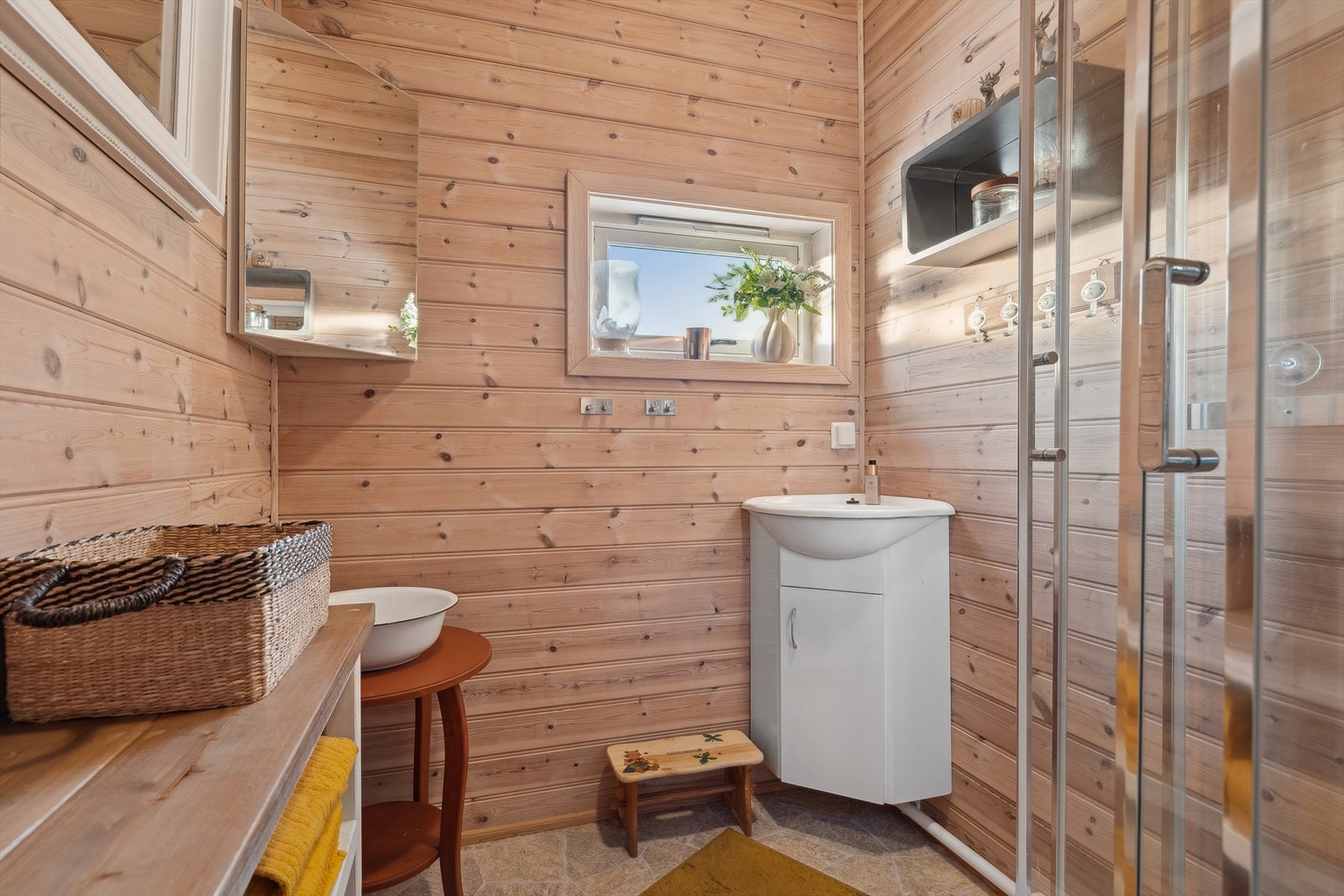 Enkelt for bad med vask og dusj. Galleribilde