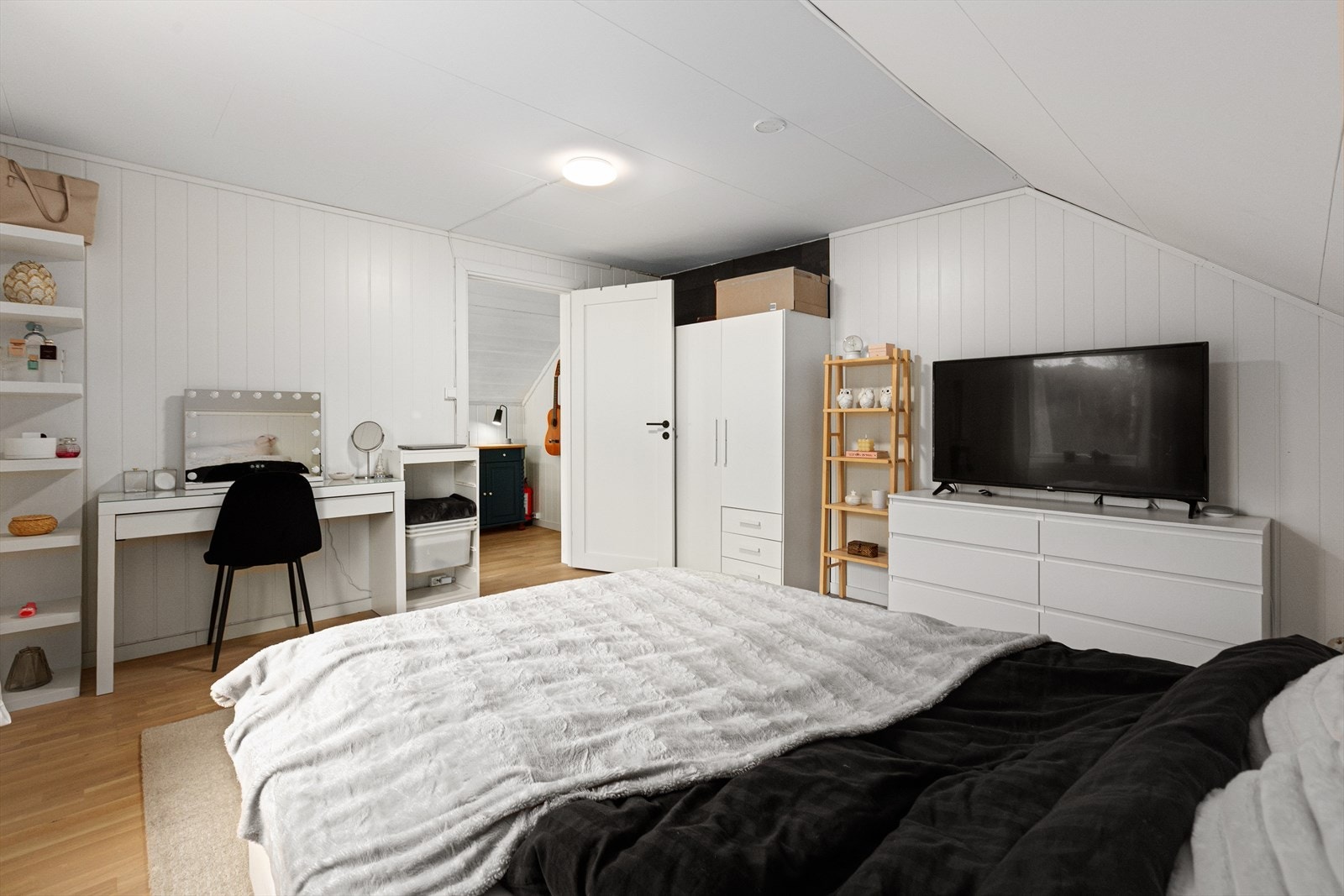 Rommet er av meget god størrelse. Garderobeskapet ved døren medfølger ikke Galleribilde