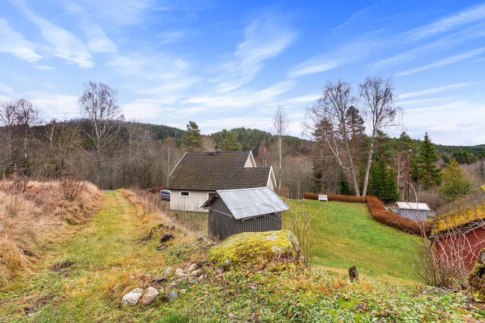 Det ble lagt nytt blikktak på stabburet i 2021 Galleribilde