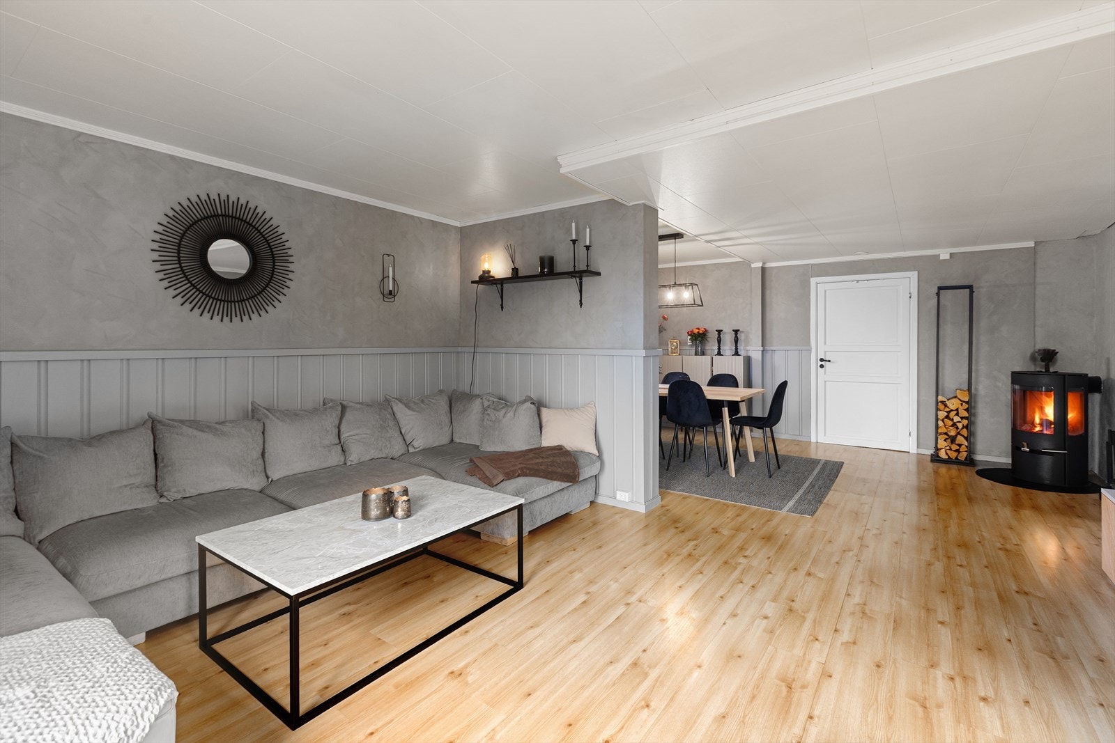 Stuen er malt i tidsriktige og delikate farger Galleribilde