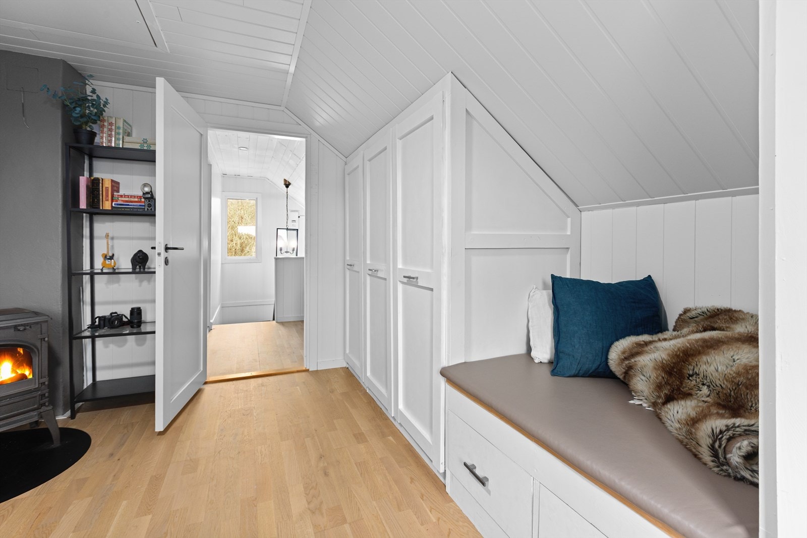 Rommet er i dag innredet som loftstue/gjesterom Galleribilde