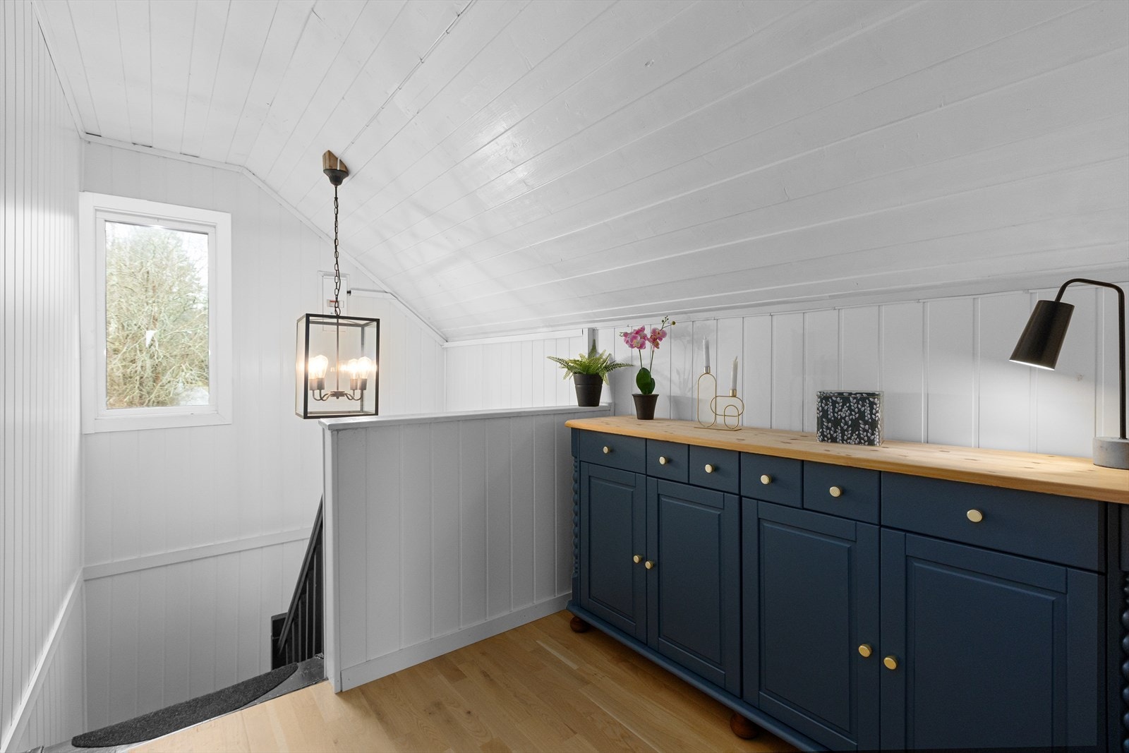 Velkommen opp i 2. etasje. Trappeløpet ble etterisolert samt montert fuktsperre i 2021 Galleribilde