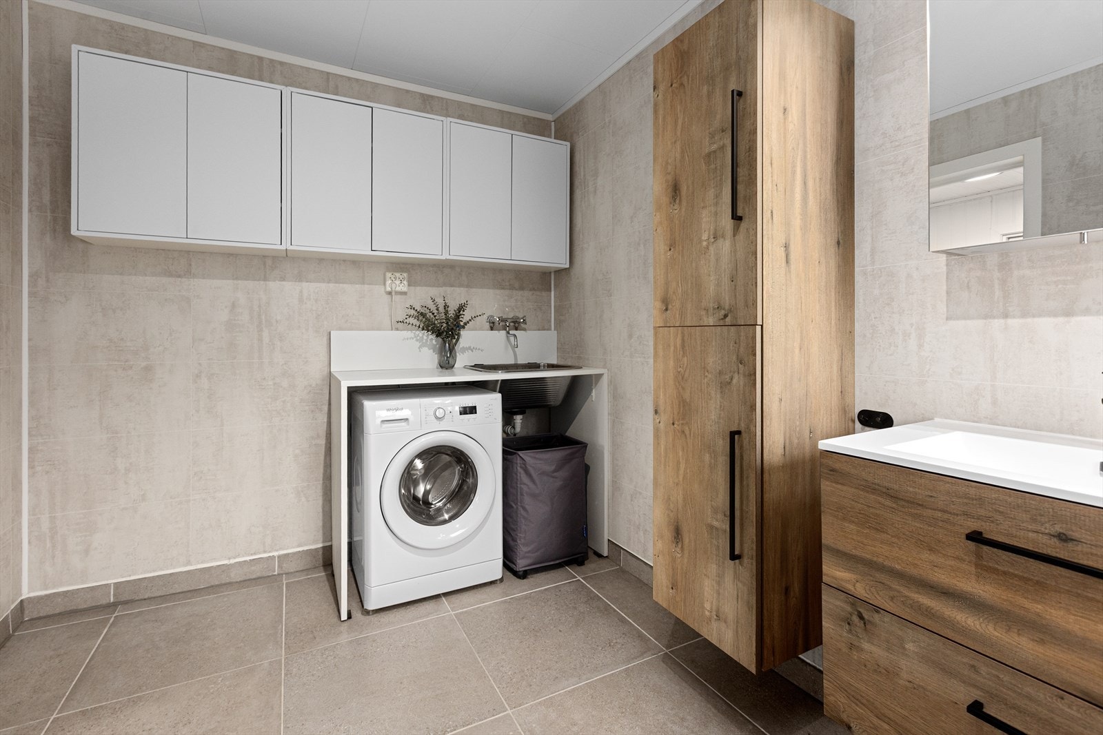 Det romslige badet er innredet med dusjkabinett, gulvstående toalett og servant med skap under. Mekanisk avtrekk Galleribilde