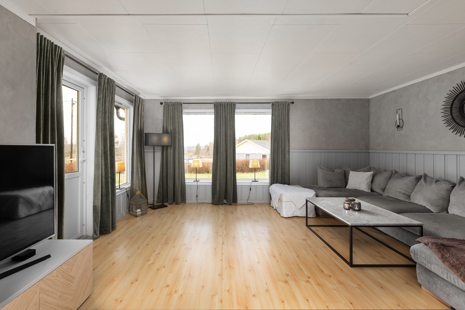 Stuen ligger i det sør-vestlige hjørnet av huset, og by derfor på meget gode lysforhold Galleribilde