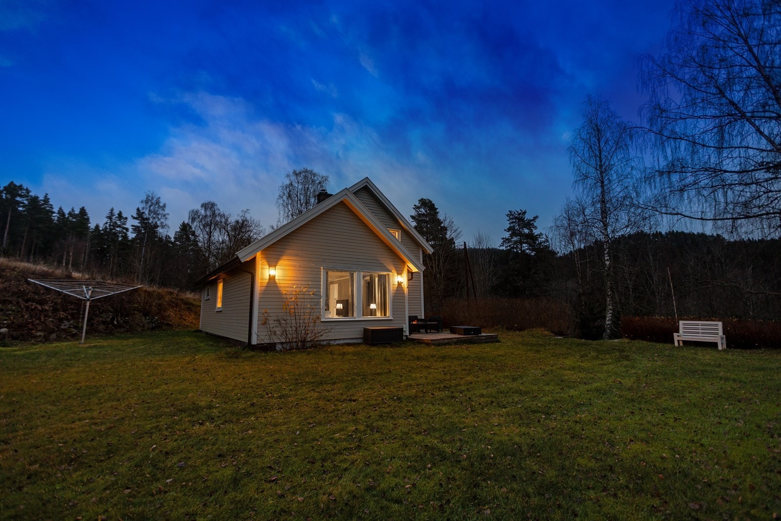 Her bor du stille og landlig til. Samtidig er det kort vei til Bjørkelangen med alt av servicetilbud. Skolebussen stopper like utenfor døren! Galleribilde