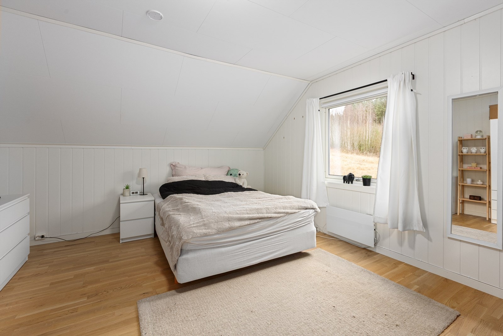 I 2. etasje finner vi 3 soverom. Dette er det største av disse 3 Galleribilde